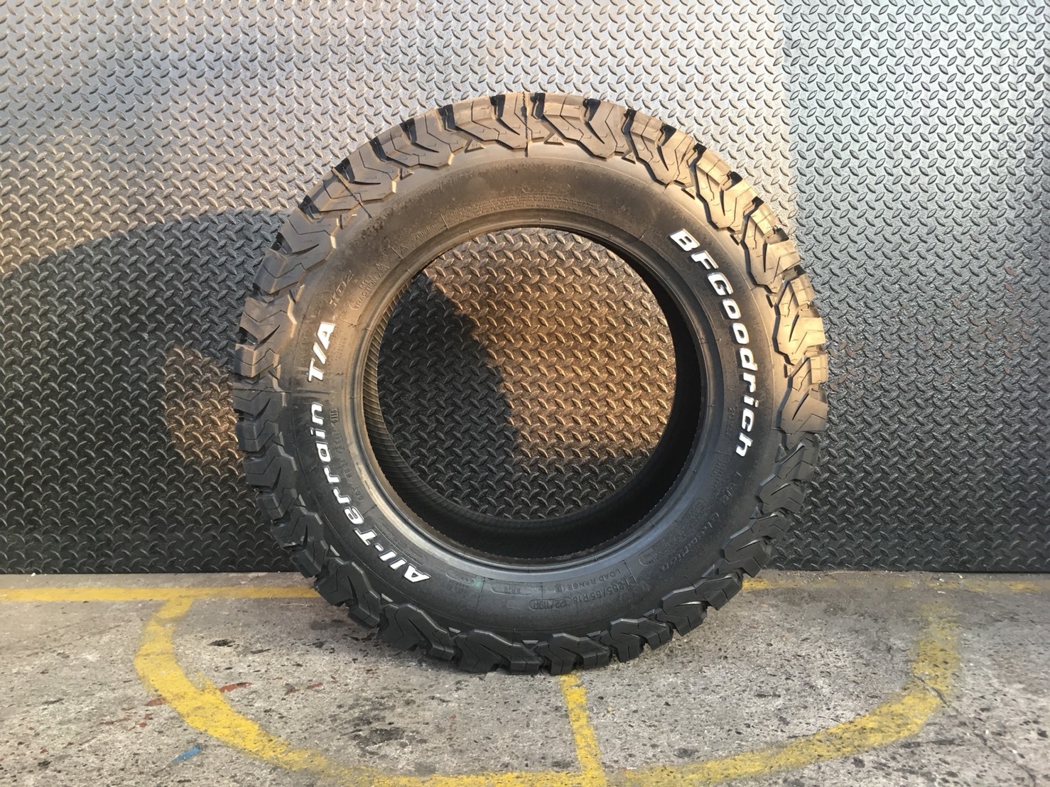 BFGoodrich All Terrain T/A KO-2 265-65-18 เส้น 13500 ปี18 (ตัวหนังสือขาว)