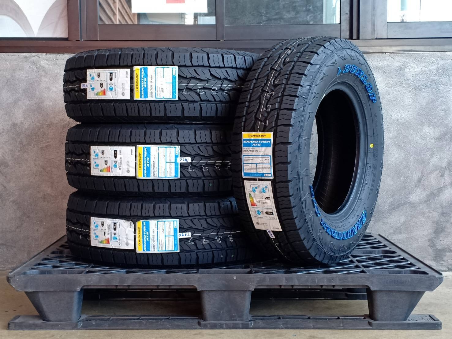 DUNLOP 225/70R15 GRANDTREK AT5 100T (ตัวหนังสือขาว) MADE IN THAILAND