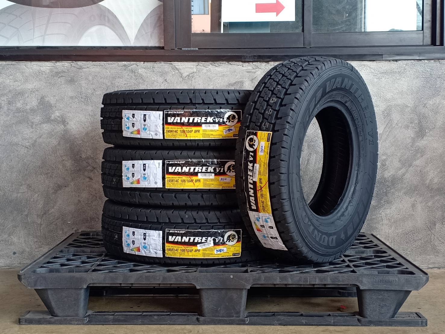 DUNLOP 195R14 VANTREK V1 106/104P 8PR MADE IN THAILAND