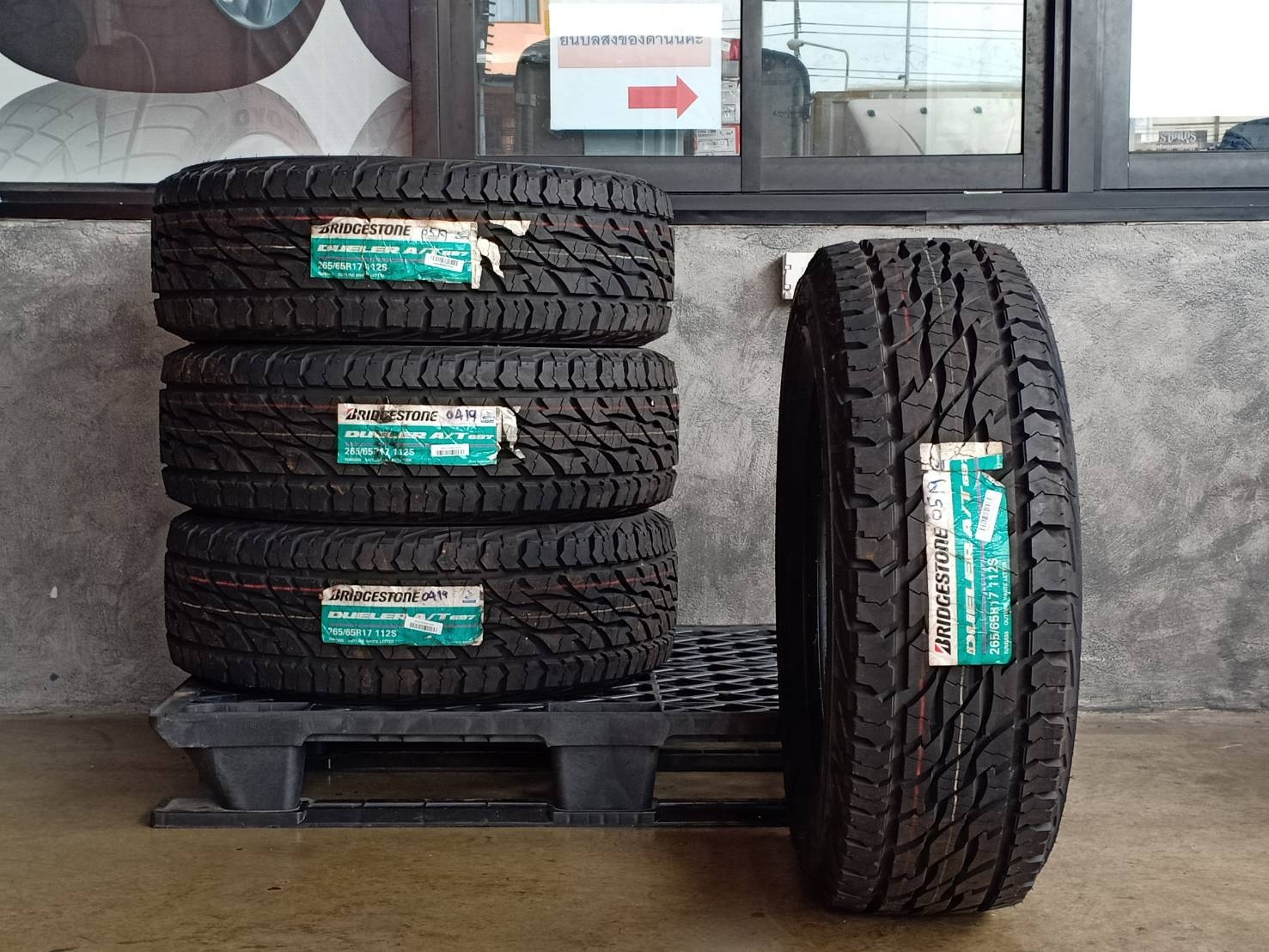 BRIDGESTONE 265/65R17 DUELER A/T 697