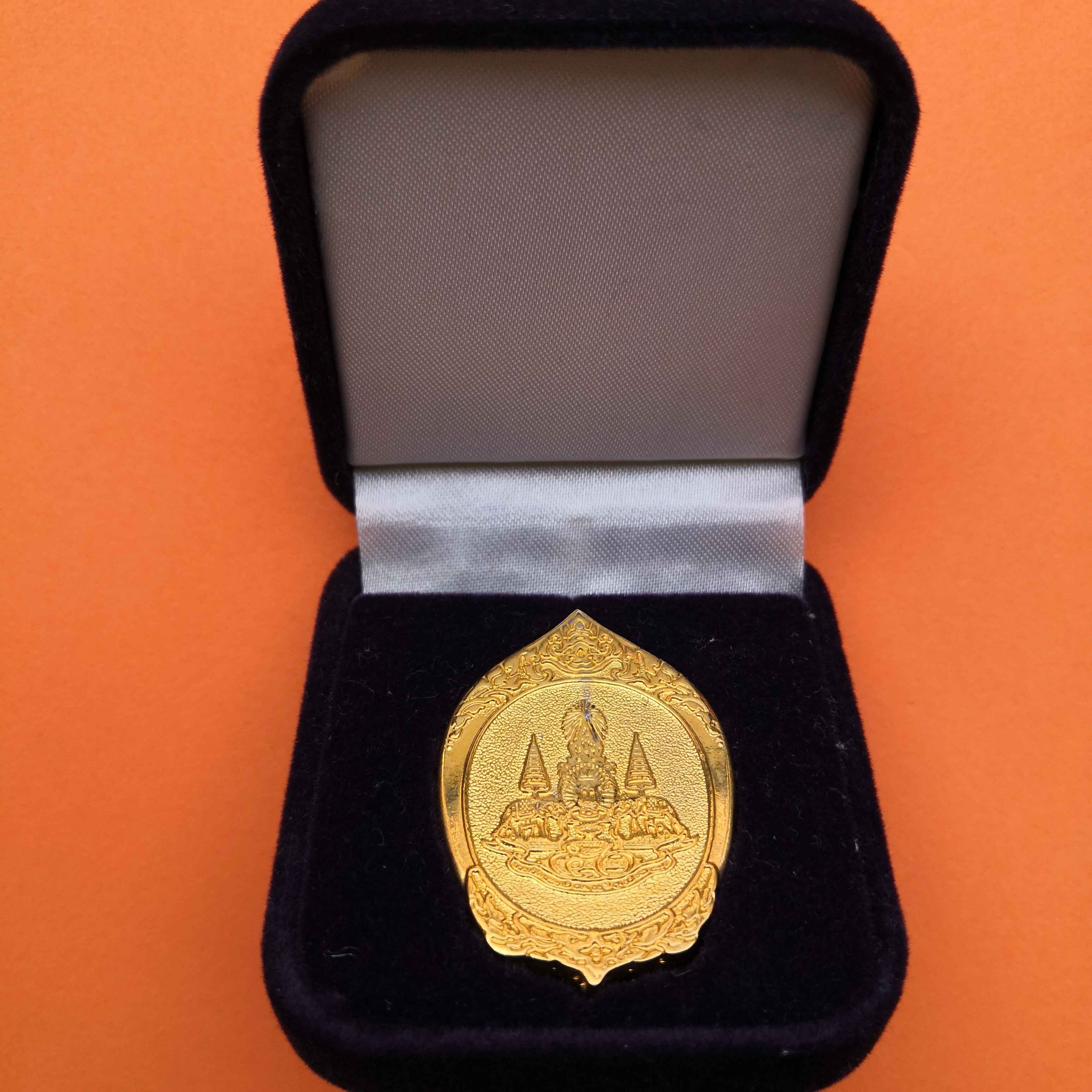 เหรียญ กาญจนาภิเษก ที่ระลึกเดินวิ่งเพือสิ่งแวดล้อม ปี 2539 โดย ม.น.ข. และ มศช. เหรียญชุบทอง สูง 4 เซน พร้อมกล่อง