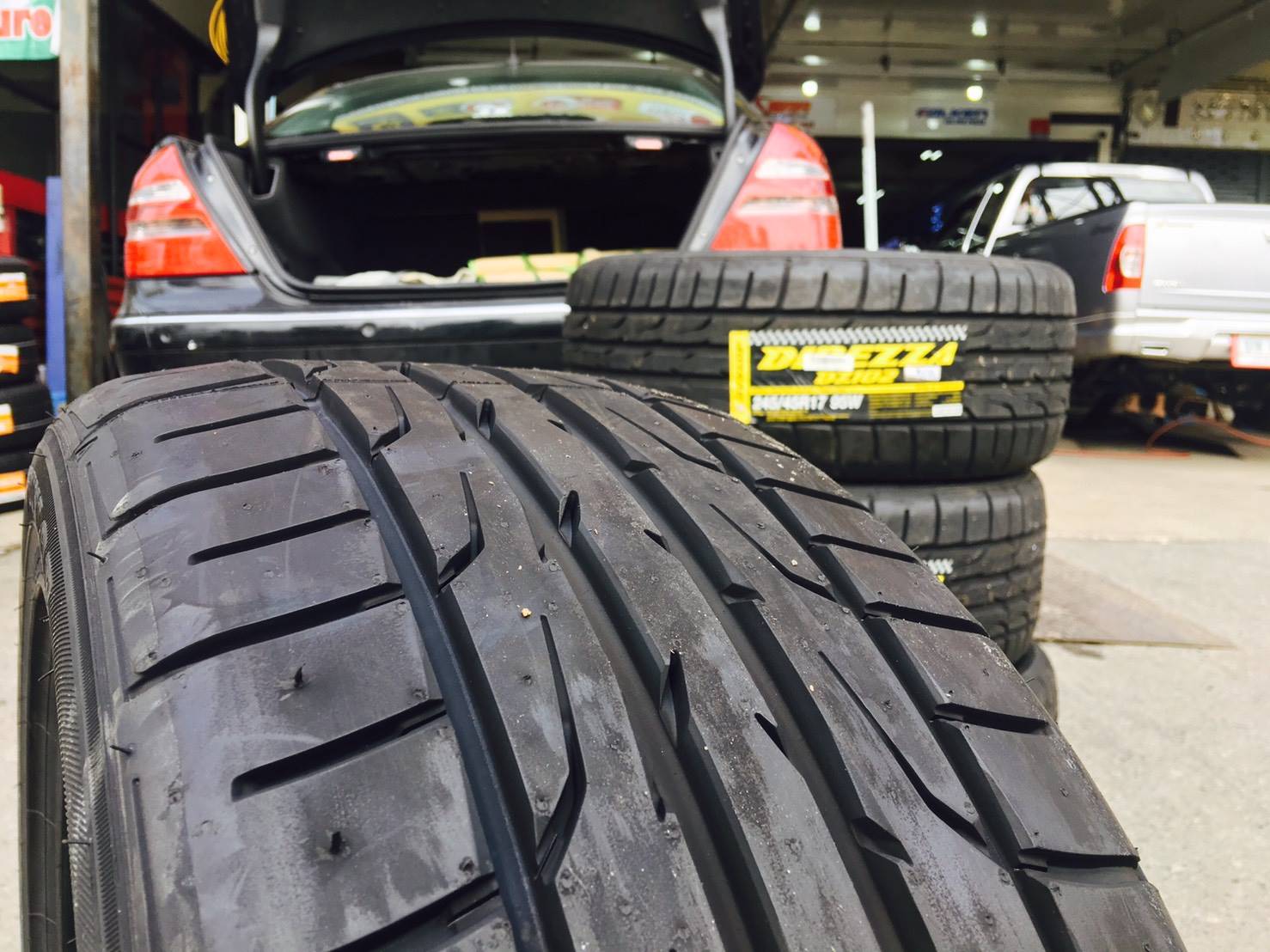 DUNLOP DZ102 245/45-17 เส้น 3500 บาท ปกติ 4500