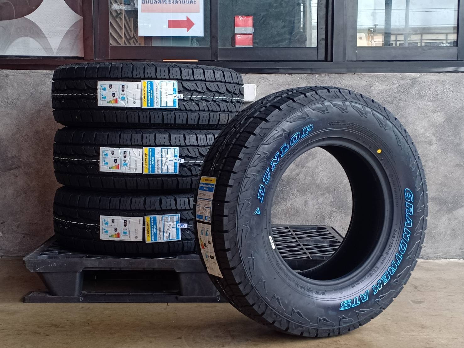 DUNLOP 245/70R16 GRANDTREK AT5 111T XL (ตัวหนังสือขาว) MADE IN THAILAND