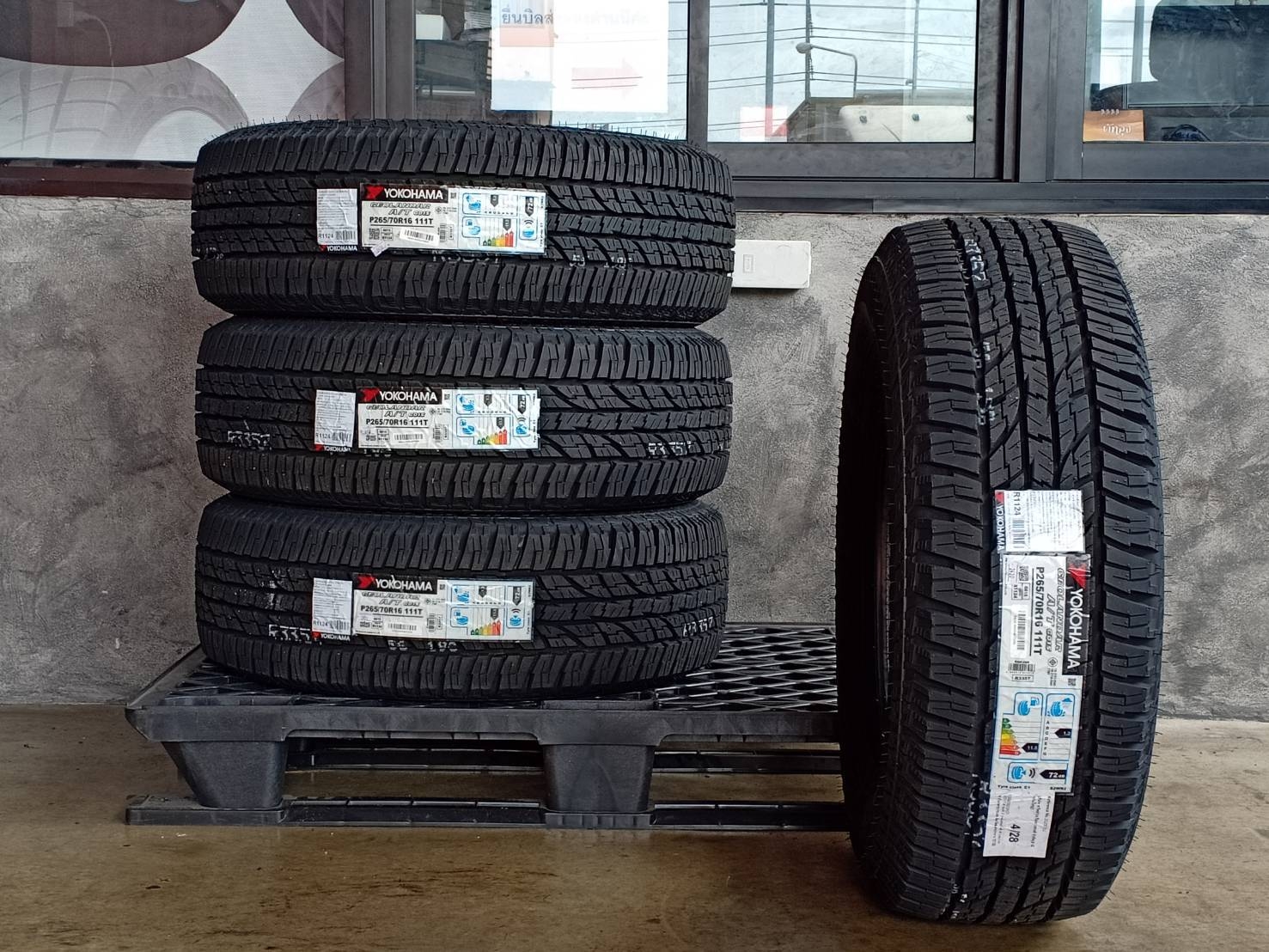 YOKOHAMA 265/70R16 GEOLANDAR A/T G015 111T (ตัวหนังสือขาว) MADE IN THAILAND