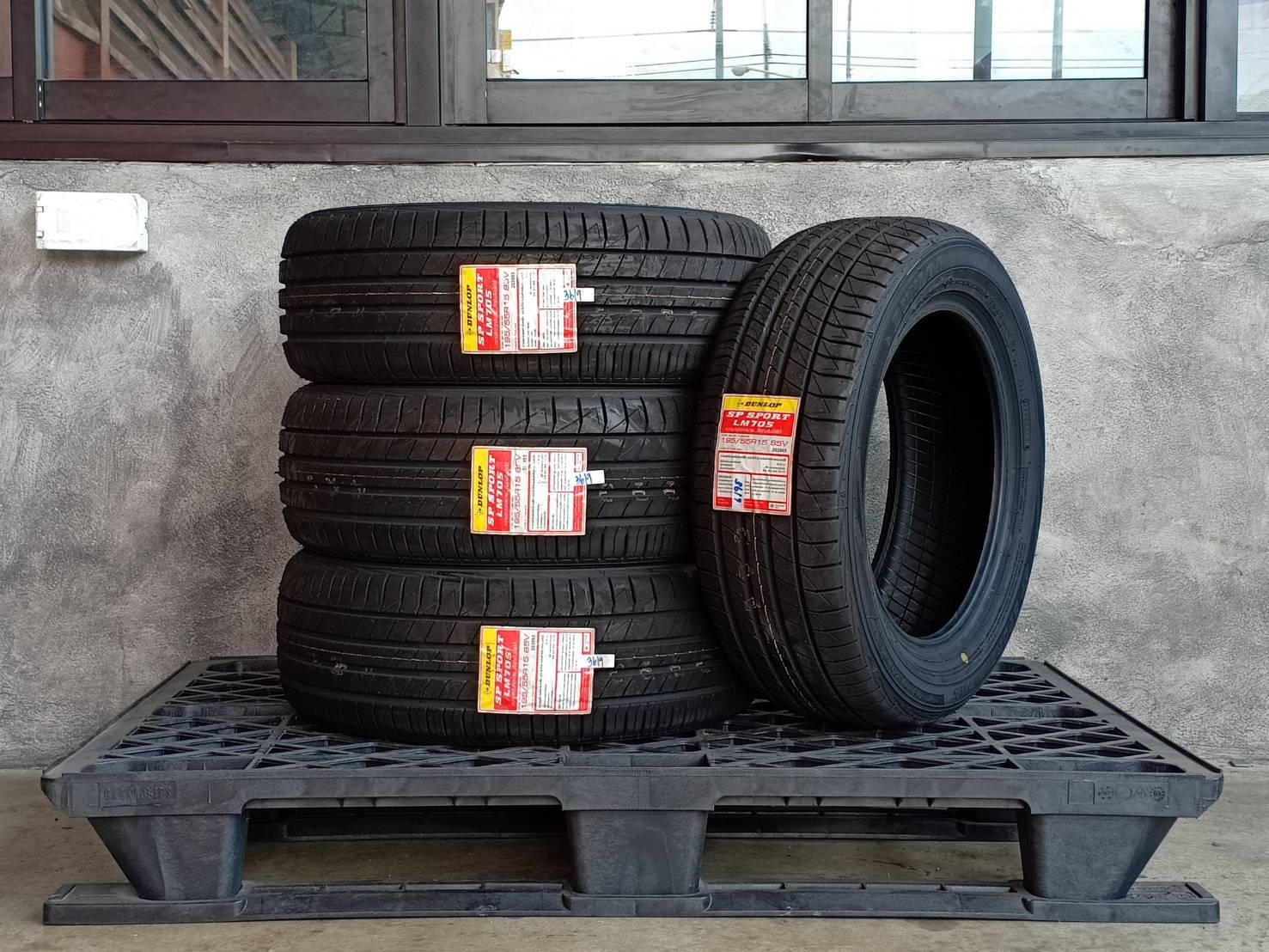 DUNLOP 195/55R15 LM705 85V MADE IN THAILAND