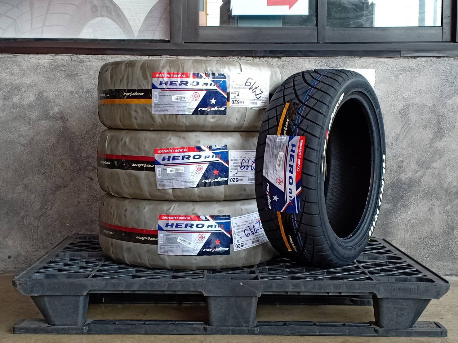 RAIDEN 205/45R17 HERO R111