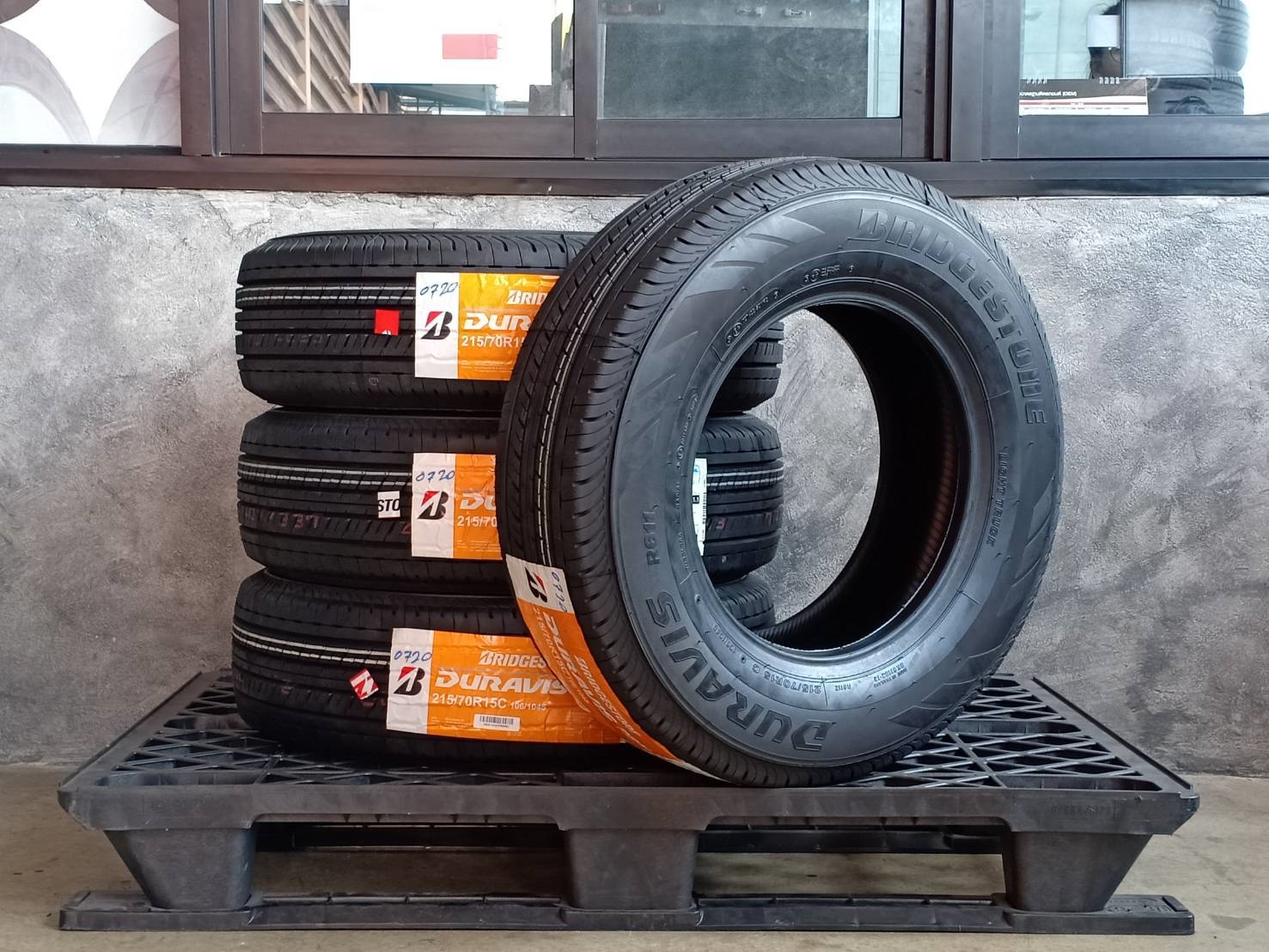 BRIDGESTONE 215/70R15 DURAVIS R611 106/104S MADE IN THAILAND