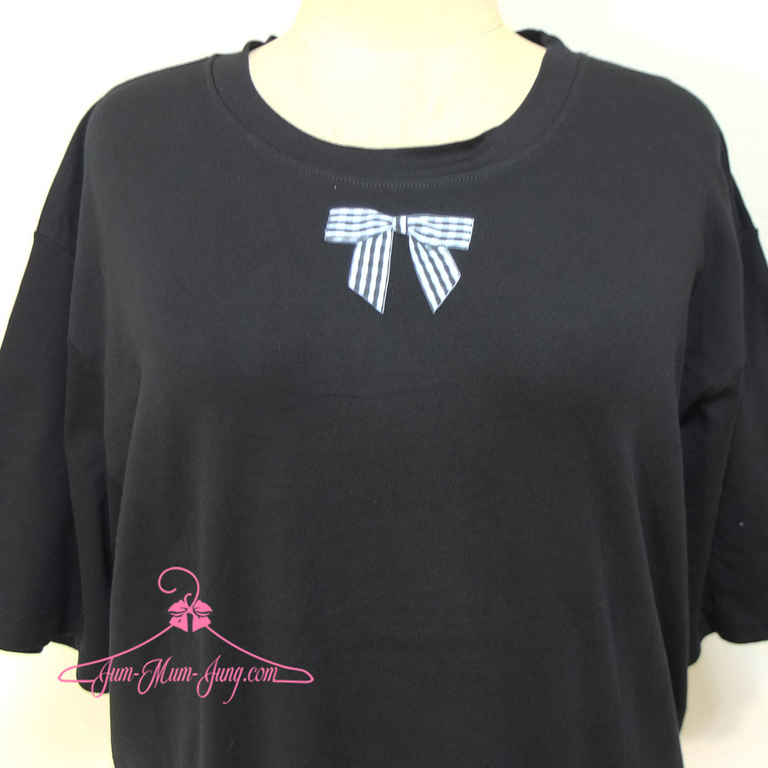 *อก52-54นิ้ว*เสื้อคนอ้วนผ้ายืดดำสกรีนลายโบว์ เนื้อผ้ายืดได้เยอะ สวยน่ารักมากๆค่ะ