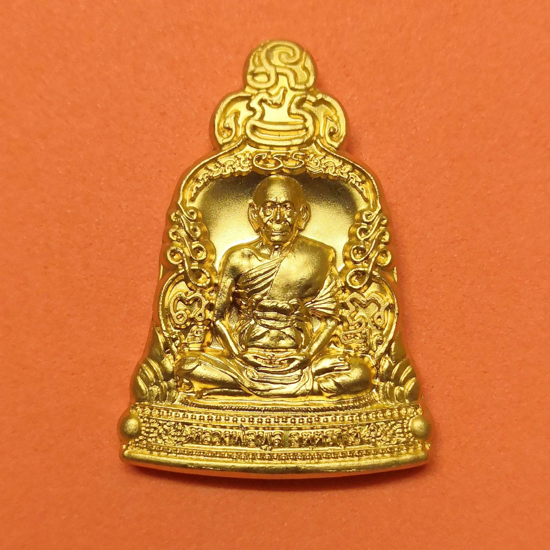 เหรียญ พระเจ้าห้าพระองค์ หลวงพ่อพูล หลัง หนุมานครองเมือง วัดไผ่ล้อม นครปฐม ปี 2547 เนื้อกะไหล่ทอง สูง 3.3 เซน พร้อมกล่องเดิม