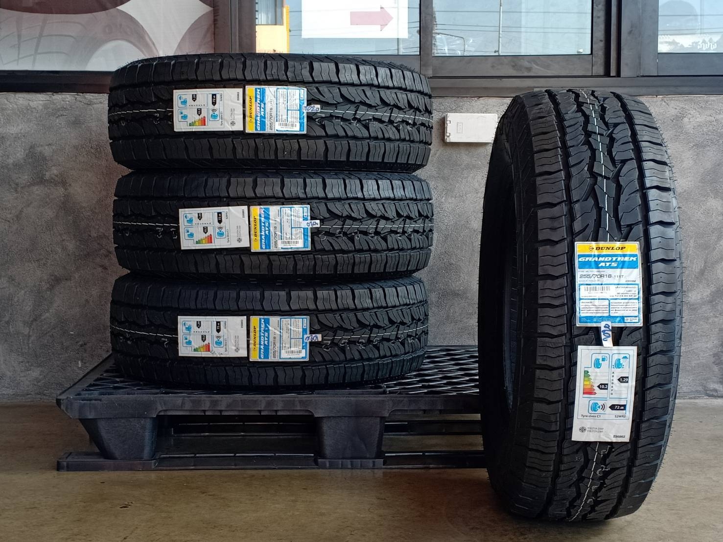 DUNLOP 255/70R16 GRANDTREK AT5 111T (ตัวหนังสือขาว) MADE IN THAILAND