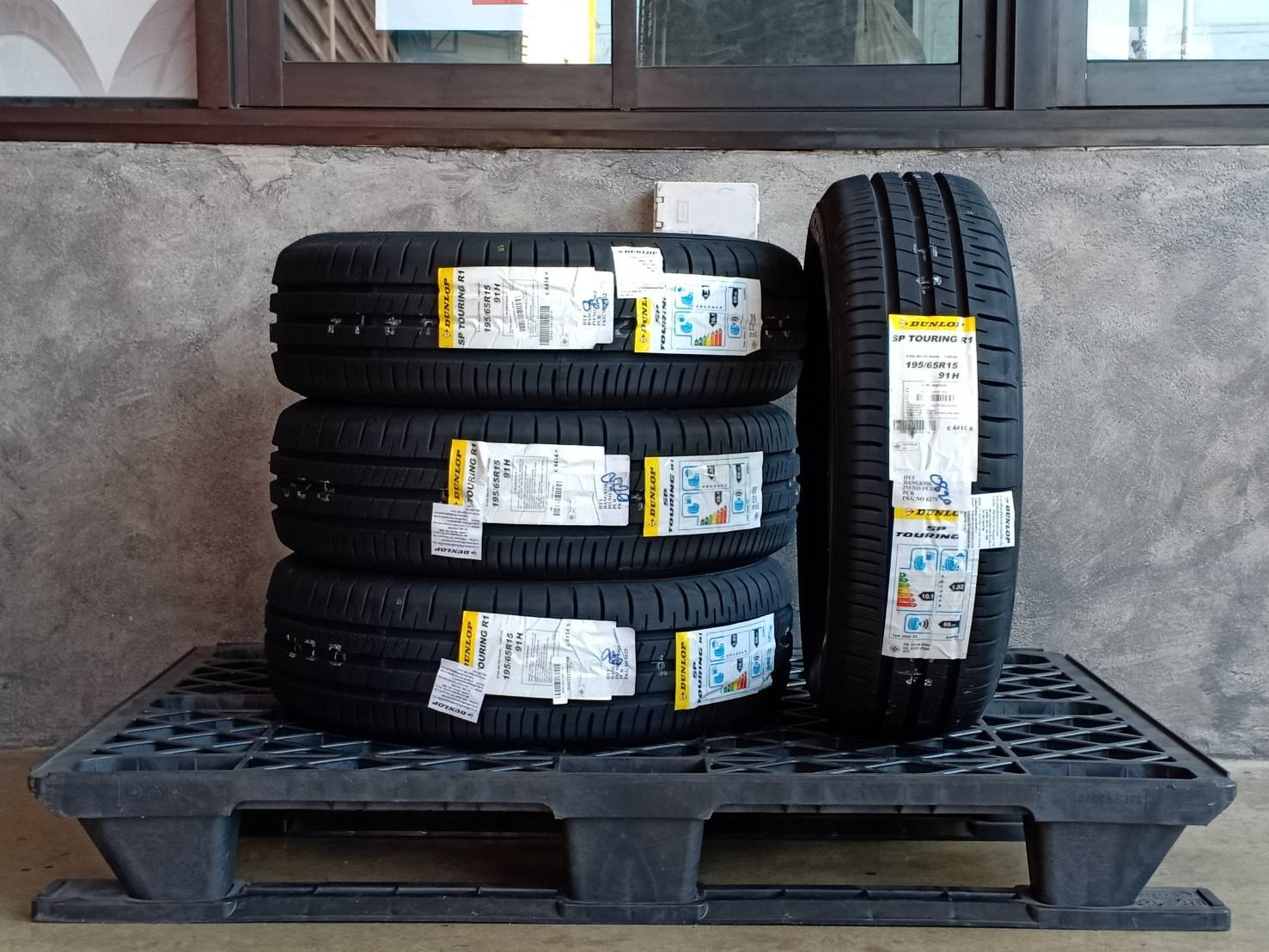 DUNLOP 195/65R15 SP TOURING R1 ต้องการส่วนลดราคาพิเศษ กรุณาสอบถาม