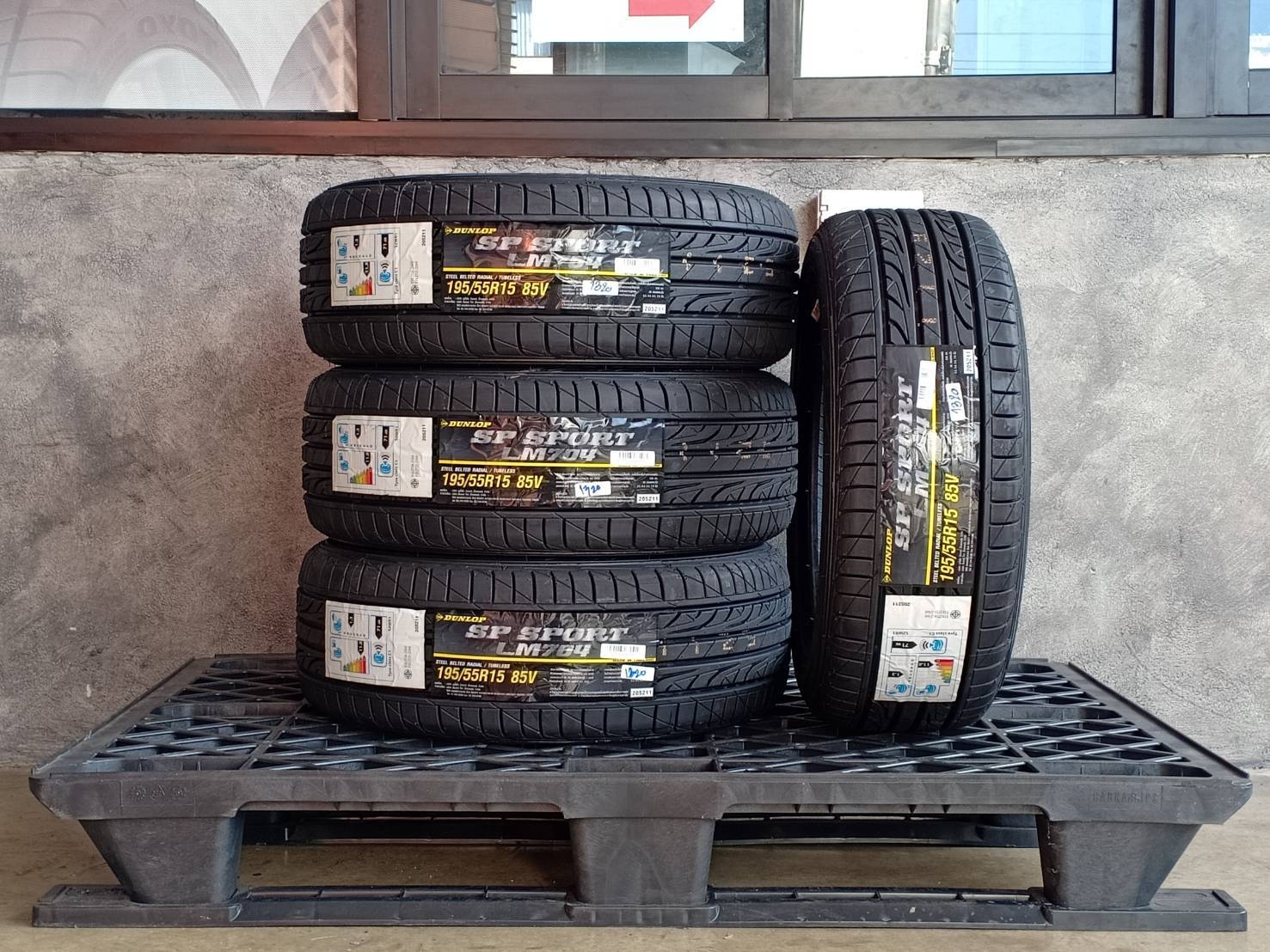 DUNLOP 195/55R15 SP SPORT LM704 85V MADE IN THAILAND.