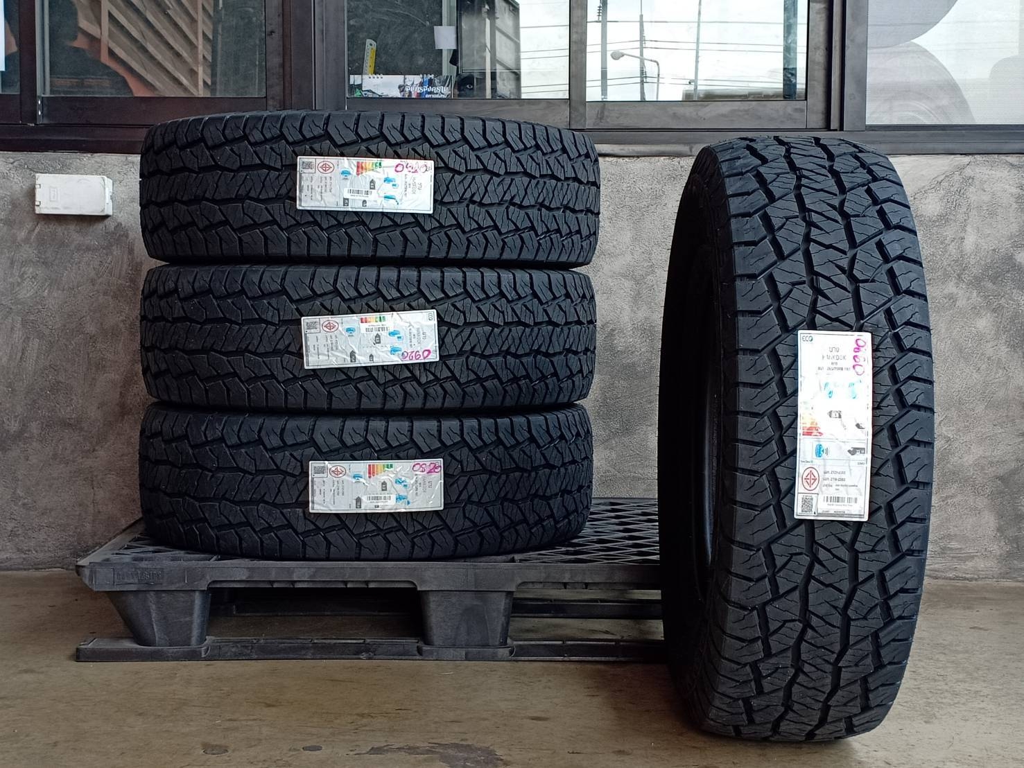 HANKOOK 265/75R16 DYNAPRO AT-2 (RF11) 116T (ตัวหนังสือขาว) MADE IN INDONESIA