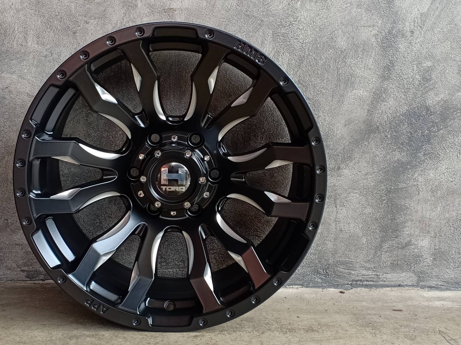 HAMMER HM8 16x8.5 offset+0 6x139.7