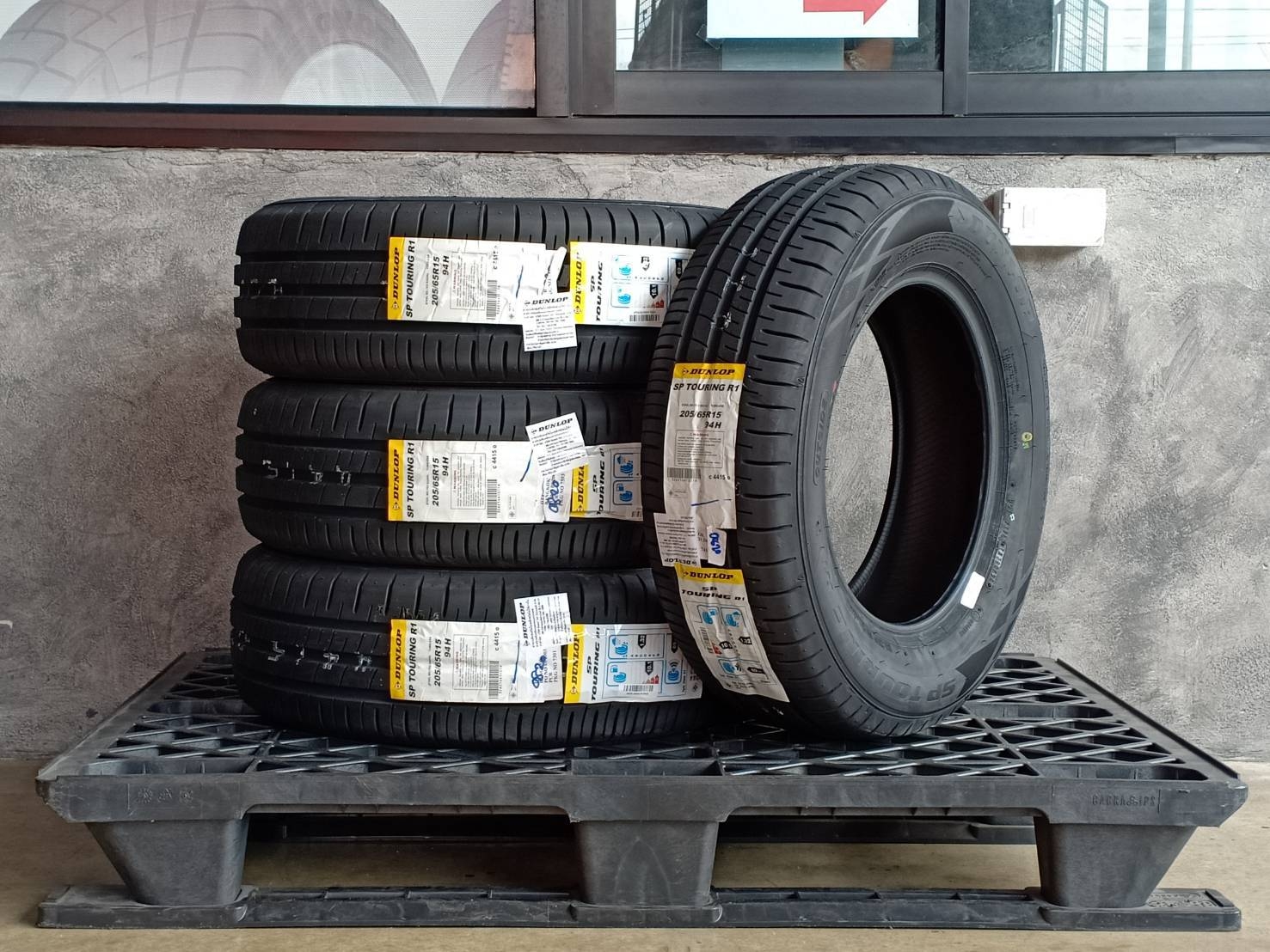 DUNLOP 205/65R15 SP TOURING R1 94H MADE IN INDONESIA