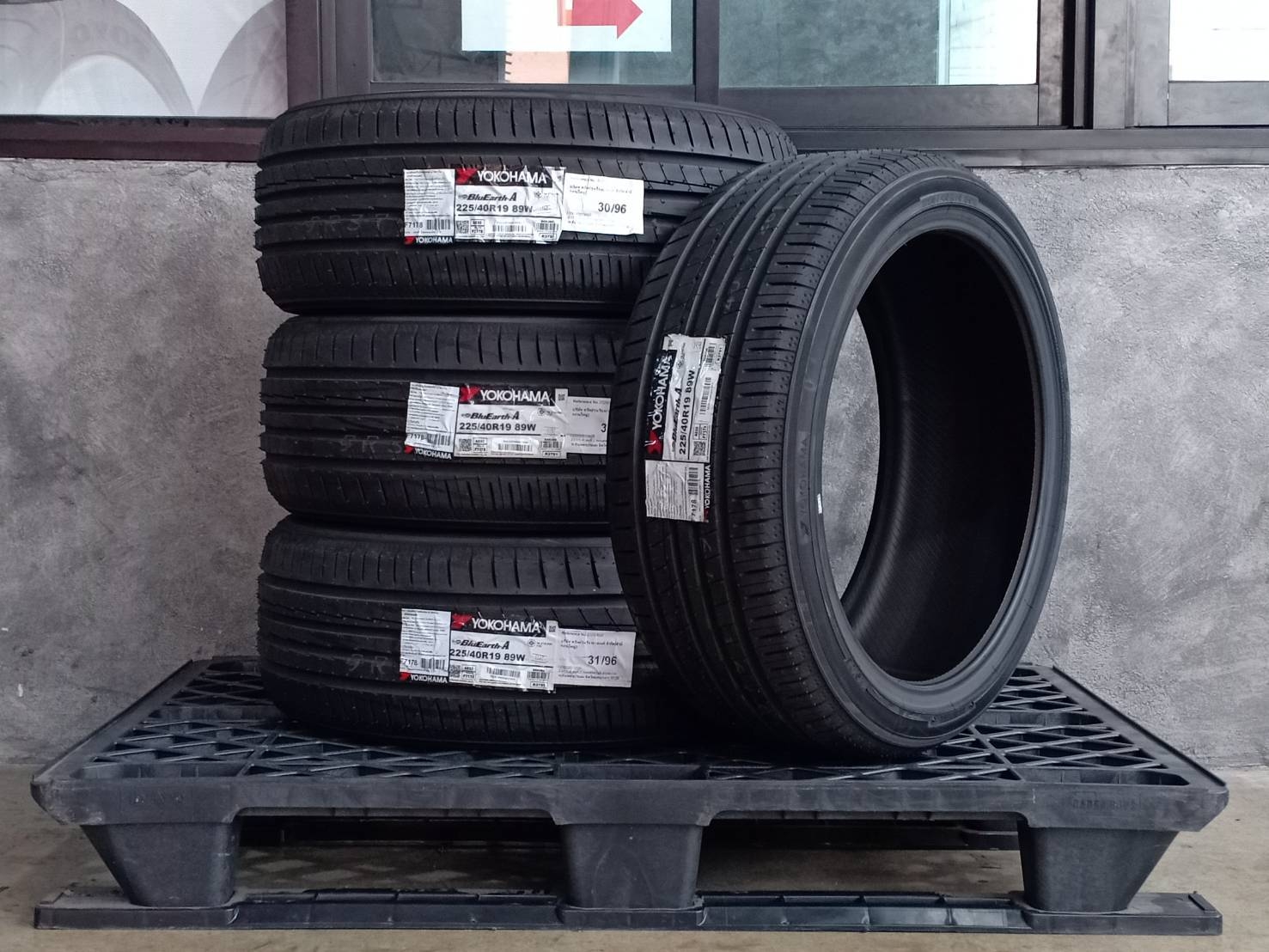 YOKOHAMA BLUEARTH-A AE-50 225/40R19 89W JAPAN