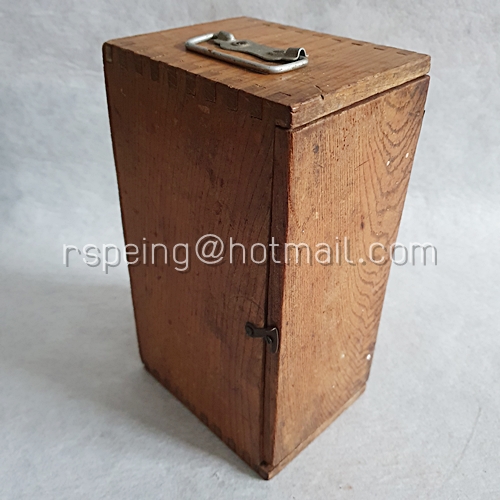 กล้องจุลทรรศน์เก่า 60X-450X BIDHAYA-BHAND พร้อมกล่องไม้ และกล่องแผ่นกระจกตัวอย่างวัตถุ (Microscope Slides)