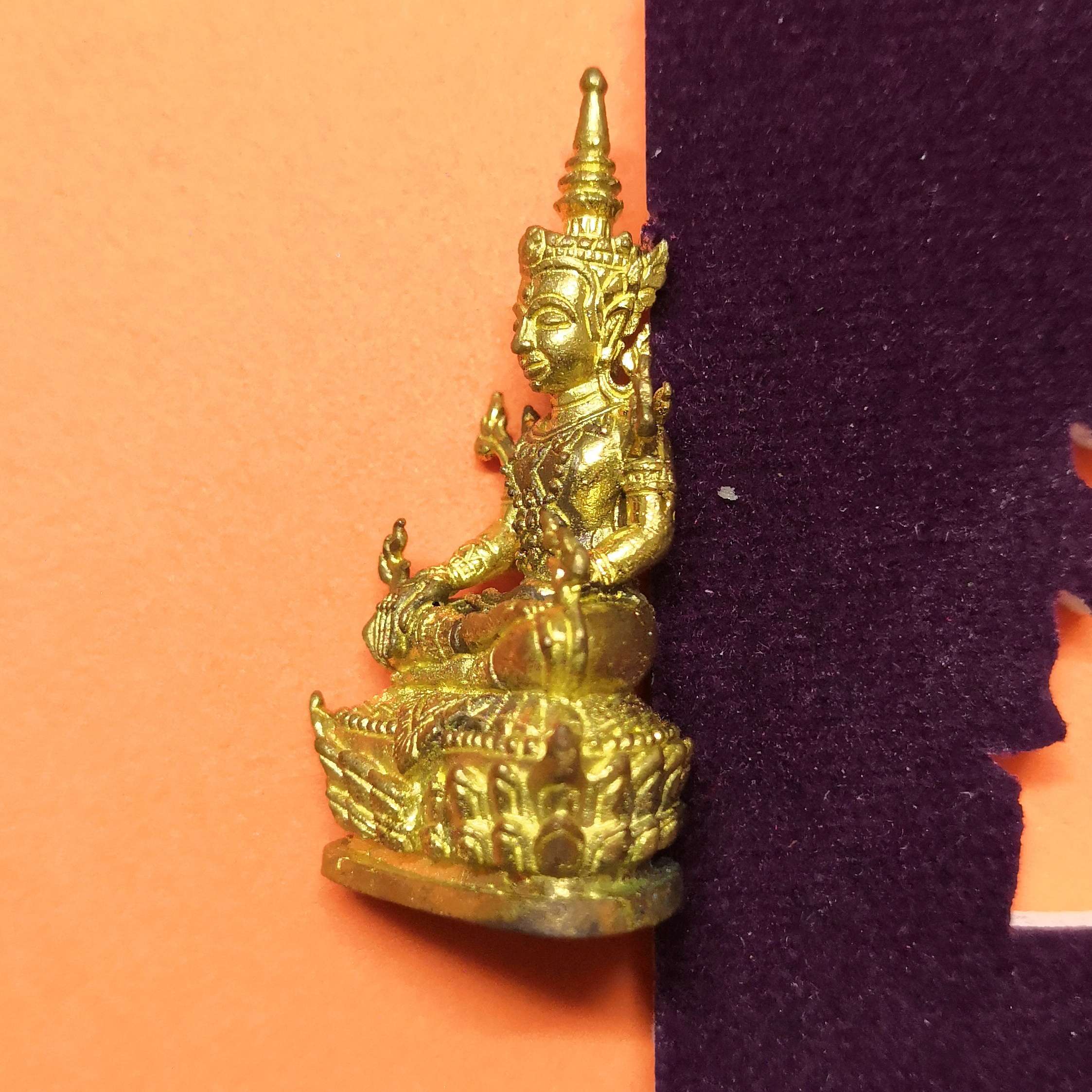 พระกริ่งจักรพรรดิ์ ครบ 6 รอบ พระเทพวิริยาภรณ์ เจ้าอาวาสวัดหัวลำโพง พศ 2558 เนื้อกะไหล่ทอง สูง 3.8 เซน พร้อมกล่องเดิม