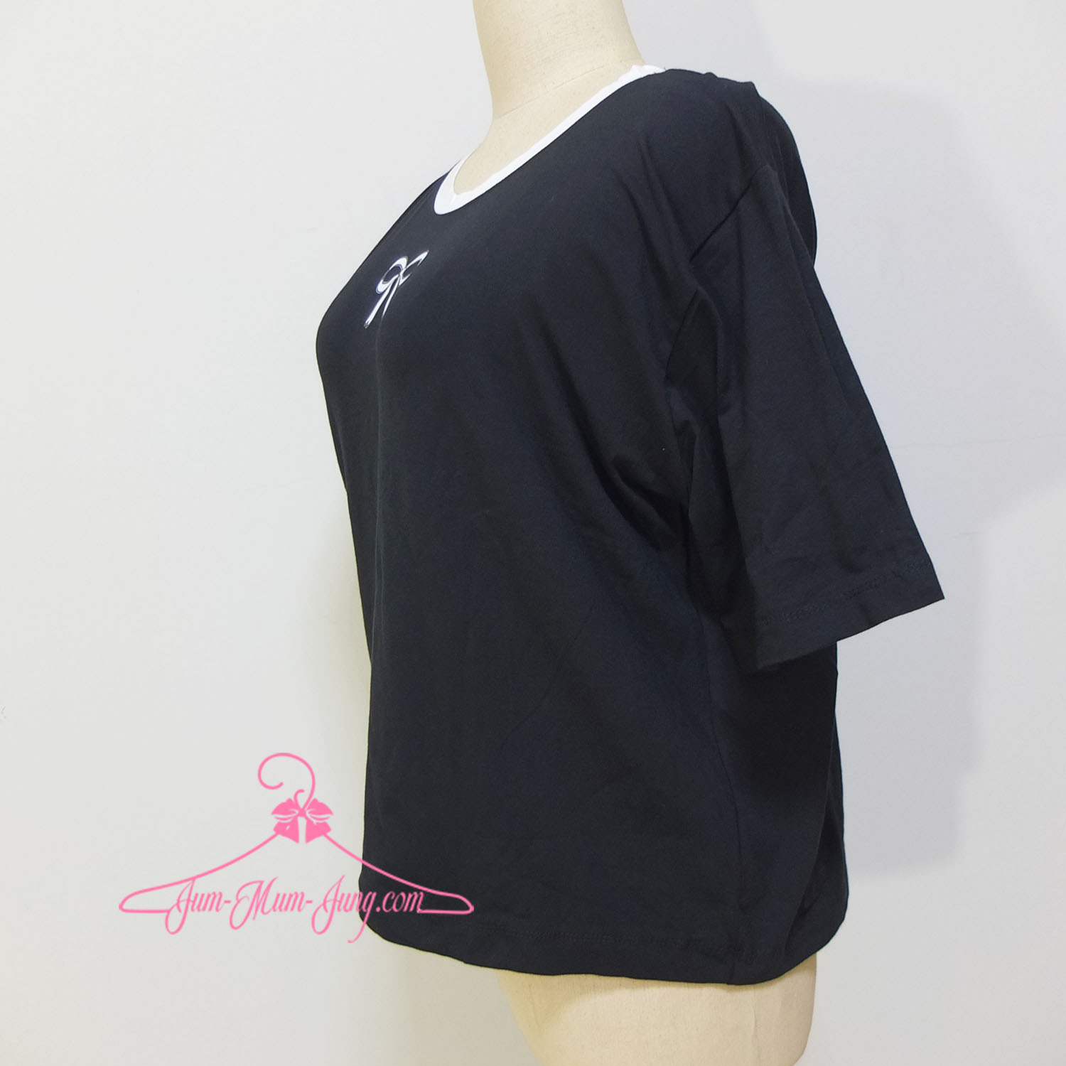 *อก50-52นิ้ว*เสื้อคนอ้วนตัวสั้นผ้ายืดสีดำขลิปสีขาวช่วงคอสกรีนลายโบว์ เนื้อผ้ายืดได้เยอะ สวยน่ารักมากๆค่ะ