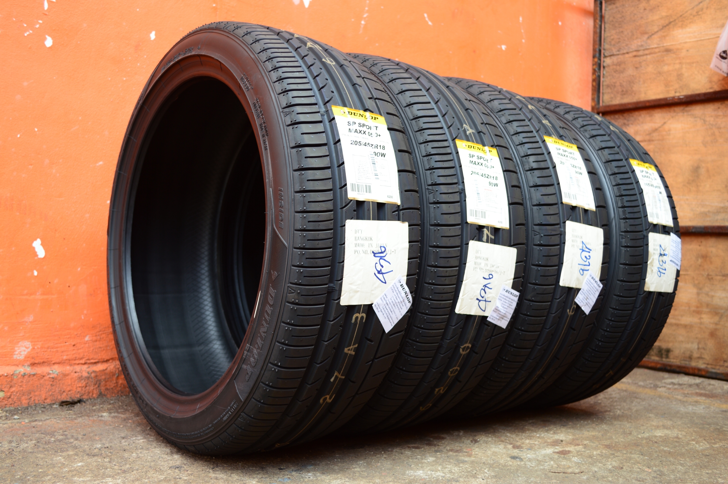 DUNLOP SP SPORT MAXX050+ 205-45R18 ขาย 4,500 ปกติ 8500