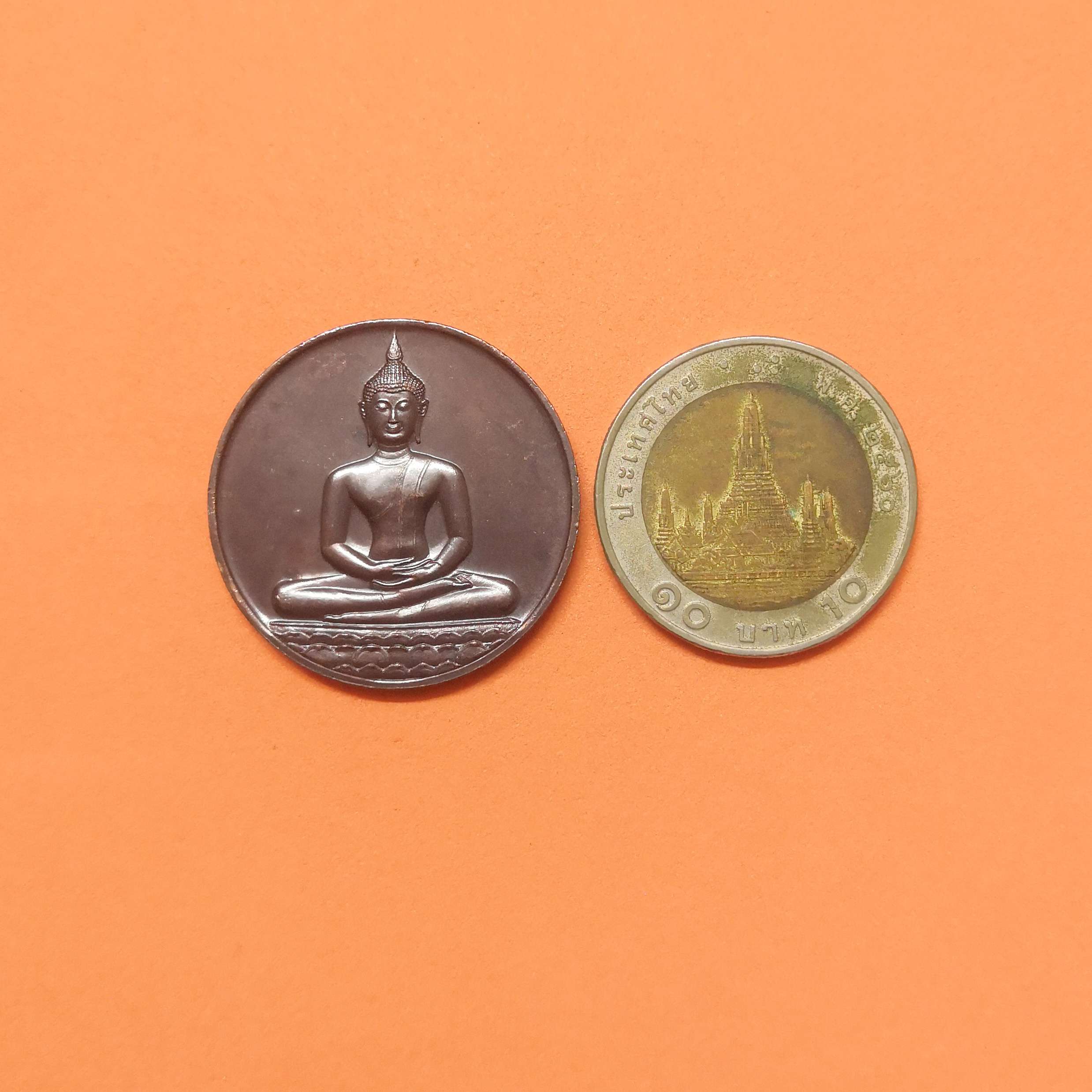เหรียญ พระพุทธสิหิงค์ หลัง ภปร ที่ระลึกฉลอง 700 ปี ลายสือไทย พ.ศ.2526 หลวงพ่อเกษม เขมโก ปลุกเสก เนื้อทองแดง ขนาด 3 เซน