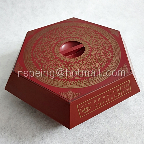 กล่องขนมไหว้พระจันทร์หกเหลี่ยมสีแดง (พลาสติก) ลายไทย เชียงการีลา