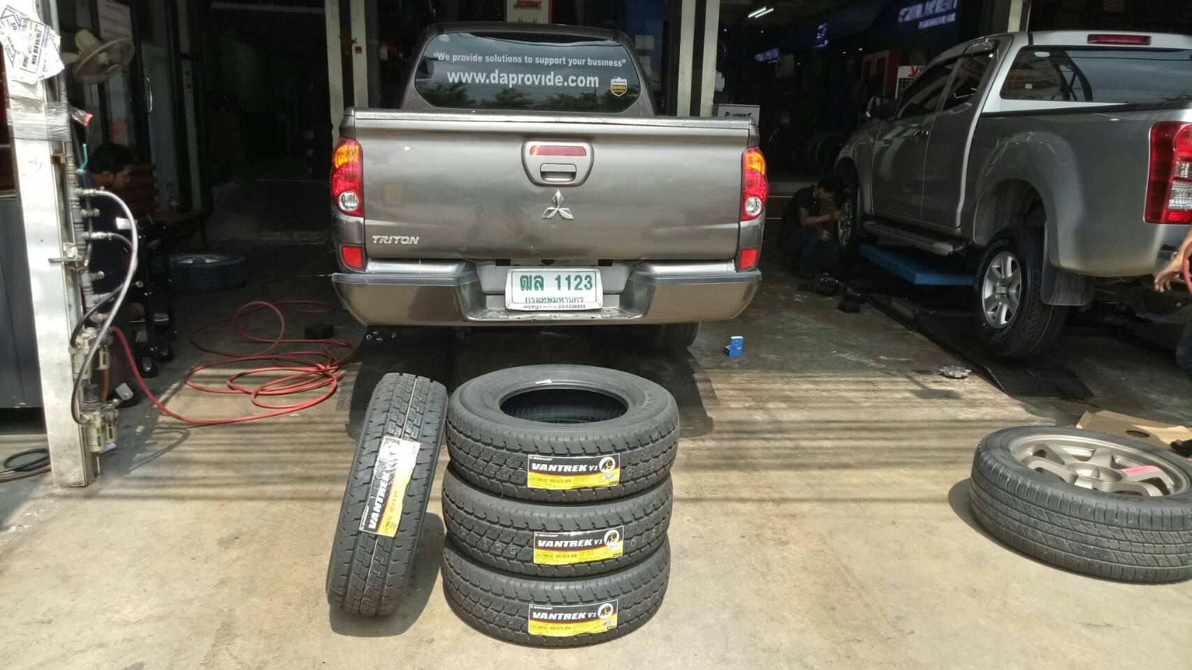 DUNLOP V1 215-70-15 ซื้อ2แถม2 ใส่ TRITON ราคาถูก