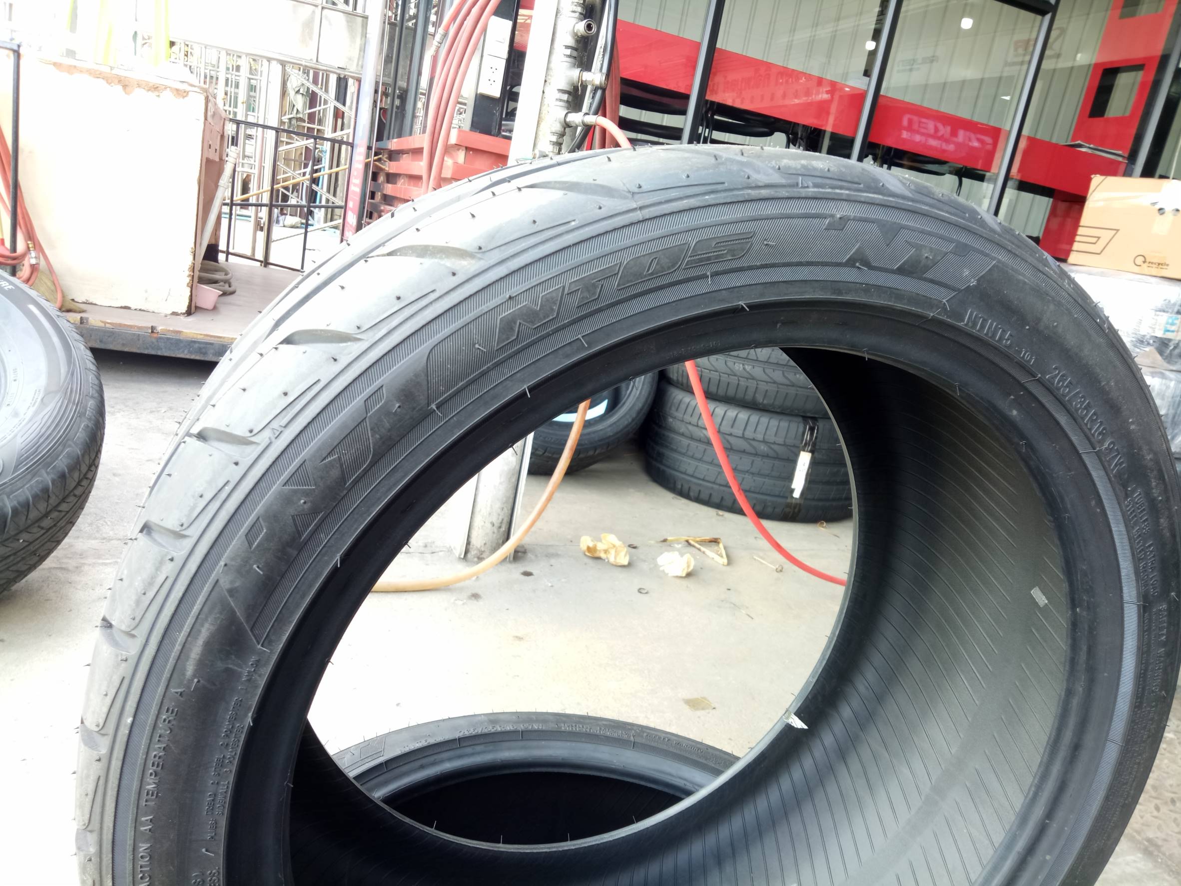 ยางใหม่ NITTO NT05 235/40-18 เส้น 3500 ปกติ เส้น 8500