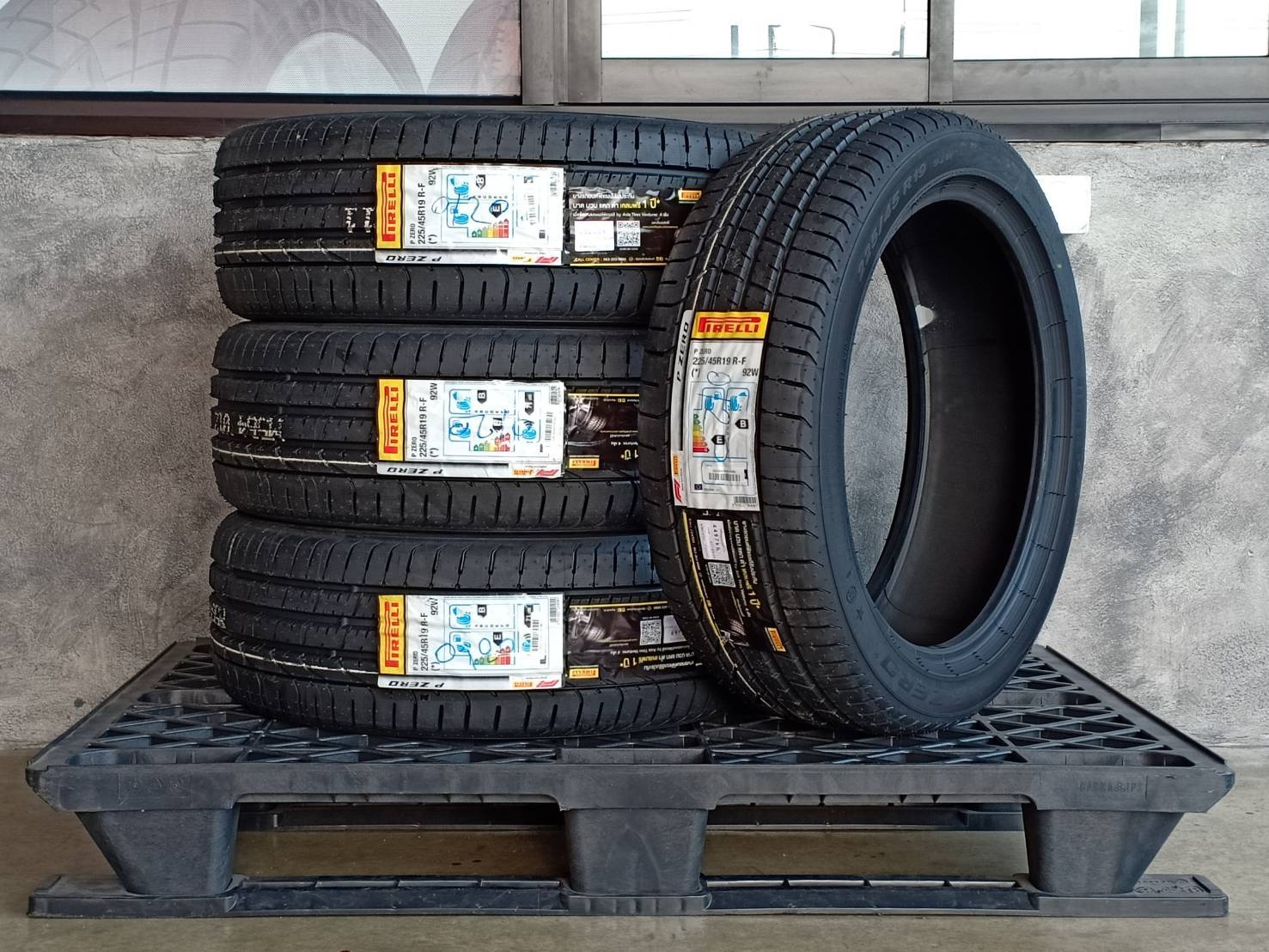 PIRELLI 225/45R19 P ZERO (*) R-F 92W MADE IN GERMANY