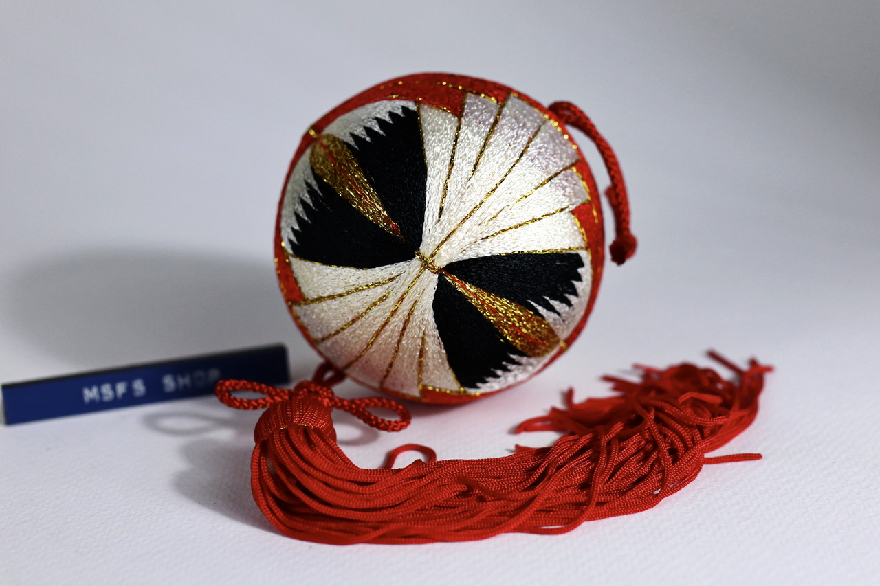 [Vintage] ลูกบอลเชือก Temari แบบแขวน แบบที่ 2 - สีแดง ขาว ดำ