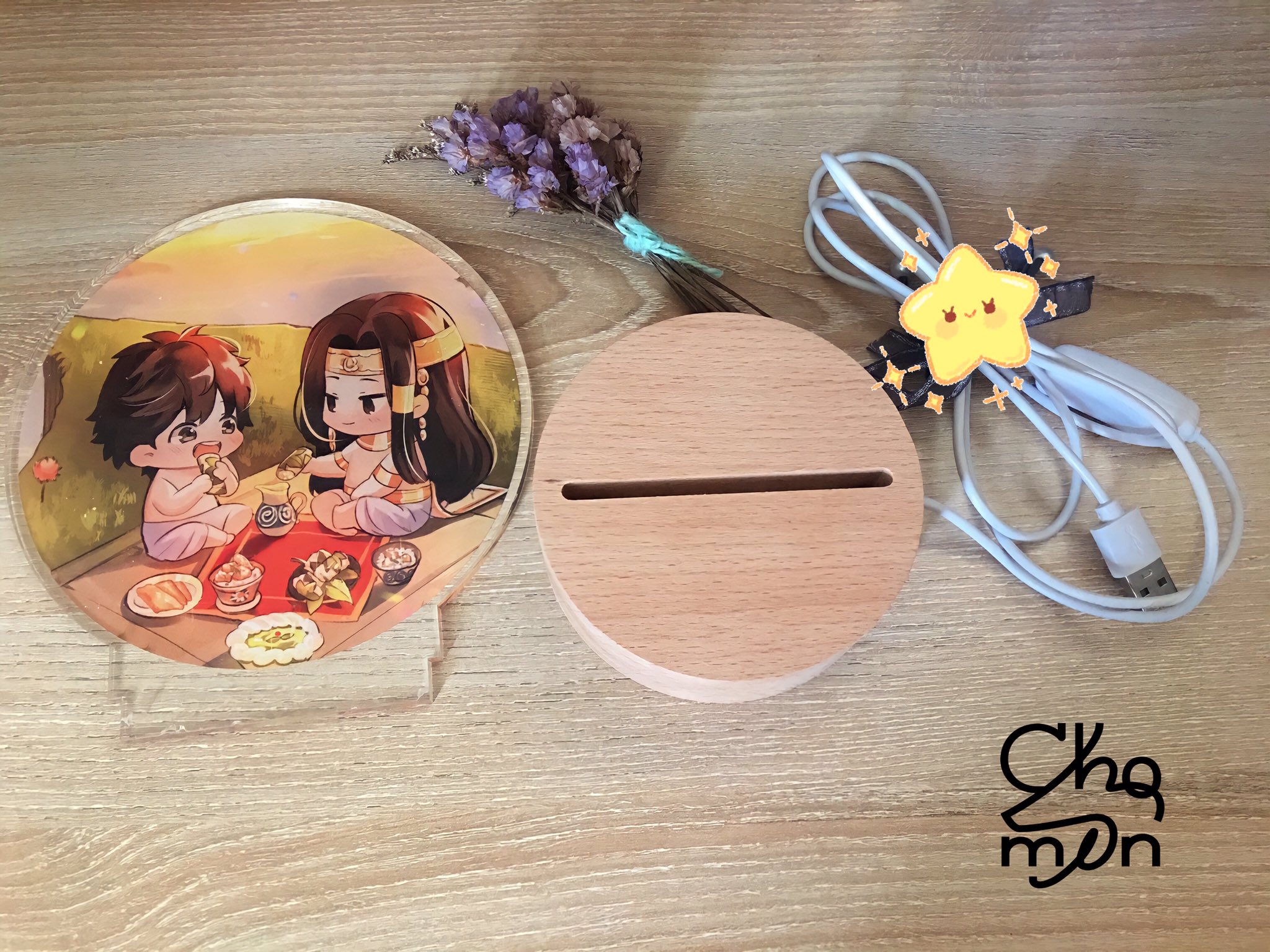 [Pre-order] โคมไฟอะคริลิคตั้งโต๊ะ เรื่องมหาบุรุษแห่งครีตัน [Promotion งานมอคค่าบุ๊คแฟร์]