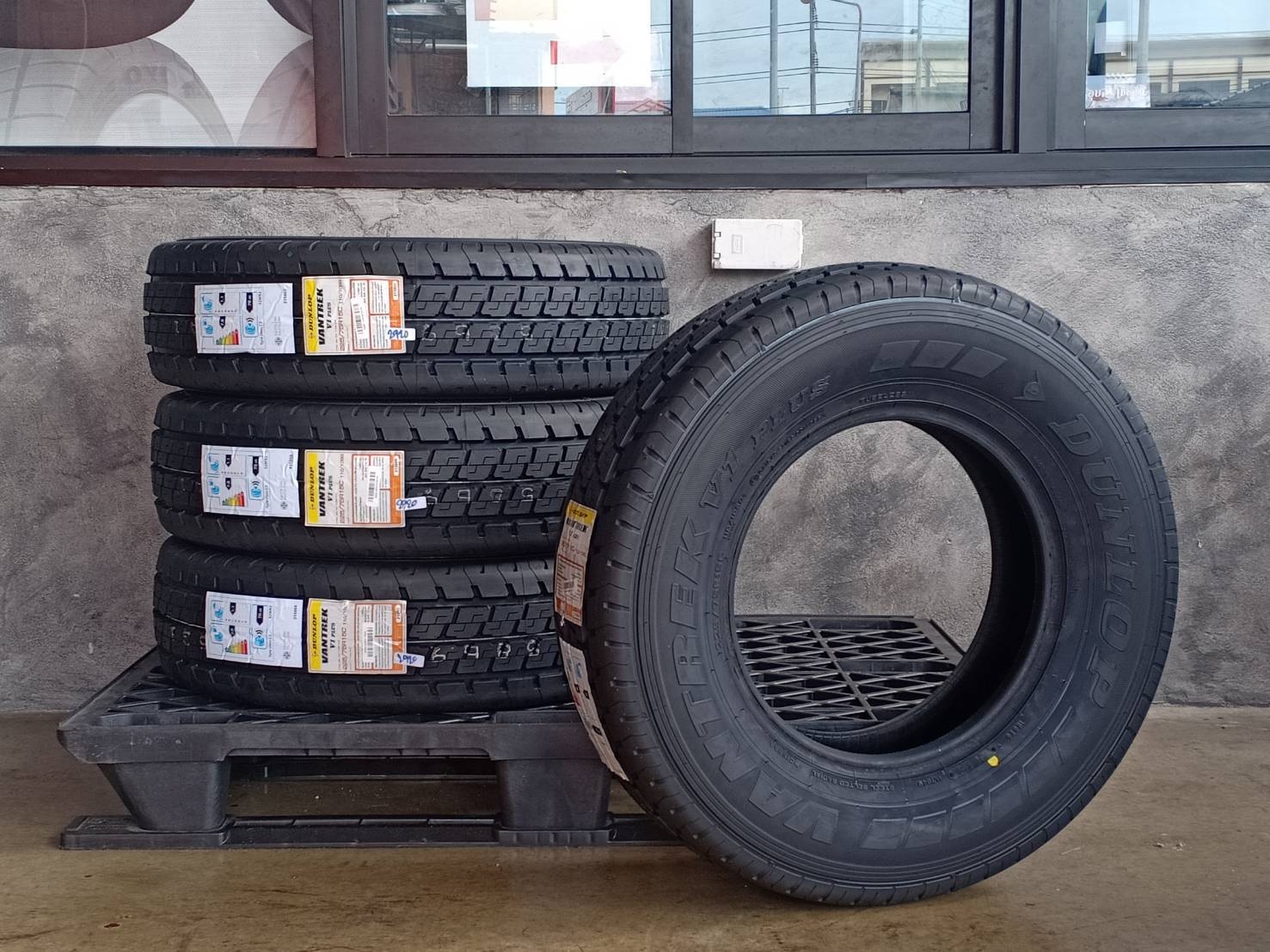 DUNLOP 225/75R15 VANTREK V1 PLUS 110/108Q MADE IN THAILAND