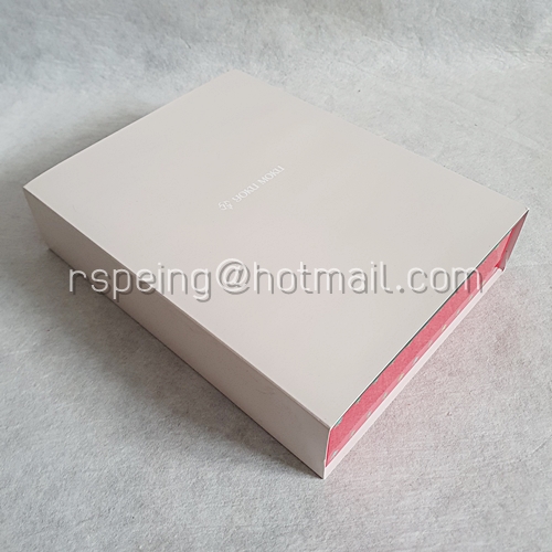 กล่องขนมลายหมู่บ้านคริสต์มาส พร้อมกล่องสวม จากญี่ปุ่น