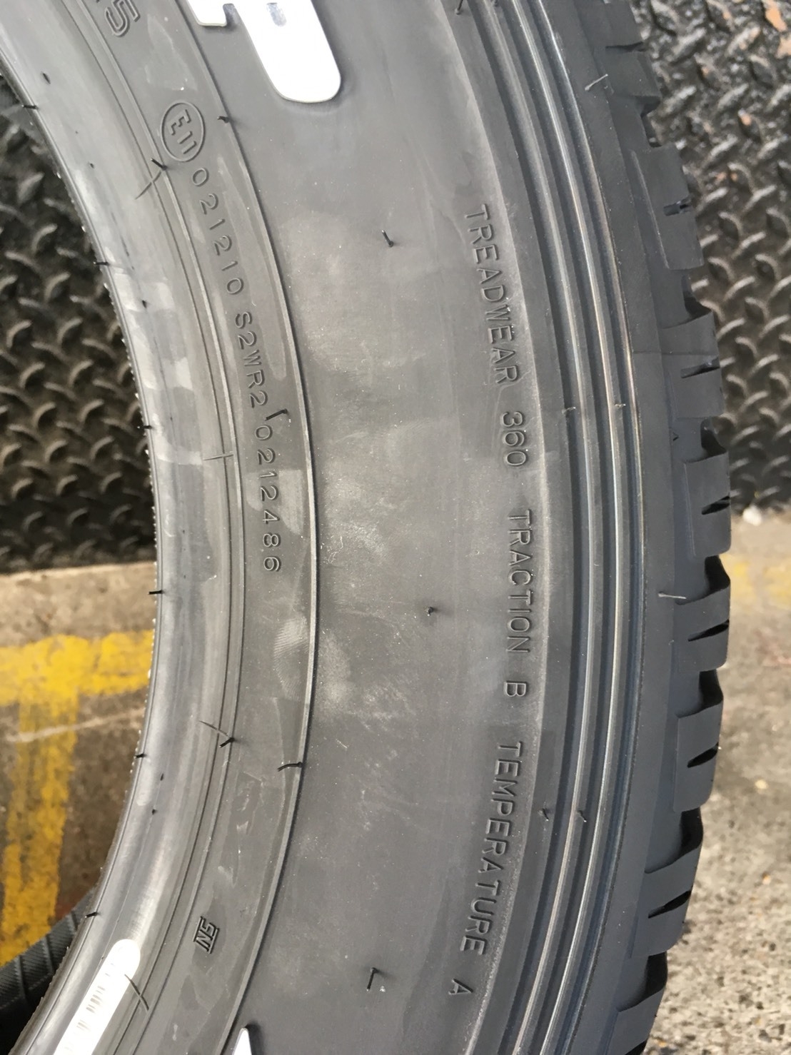 DUNLOP 2GRANDTREK AT25 265-60-18 ปี18 (ตัวหนังสือขาว)