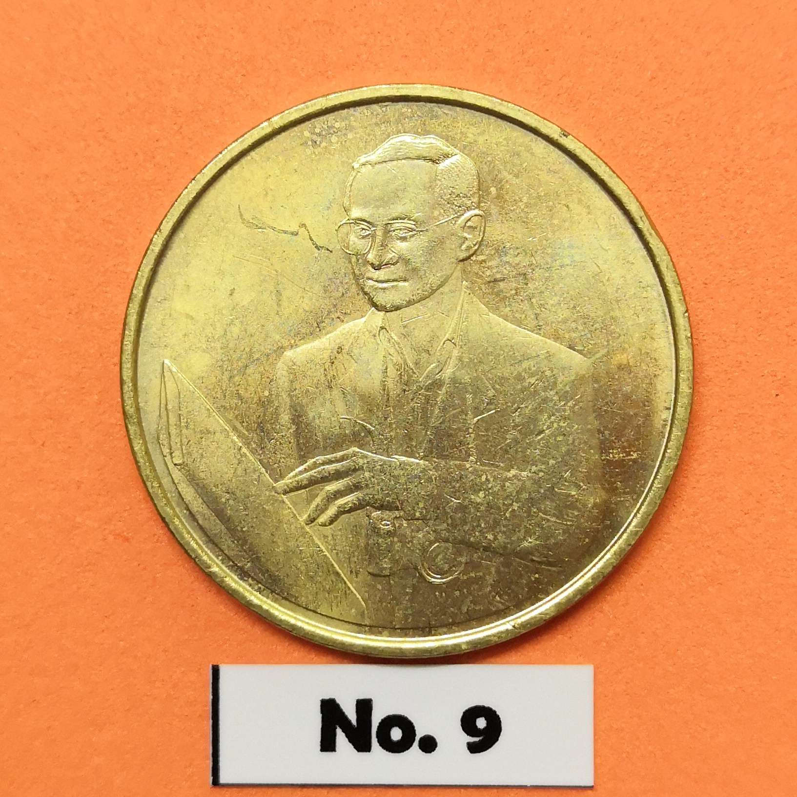เหรียญ รัชกาลที่ 9 Long Live The King ที่ระลึกโครงการในพระราชดำริ เฉลิมพระเกียรติ 60 ปี บรมราชาภิเษก เนื้อทองนอร์ดิก ขนาด 2.7 เซน ผลิตที่ประเทศฟินแลนด์ (เหรียญรุ่นนี้จะมีรอยจากการผลิตทุกเหรียญครับ)