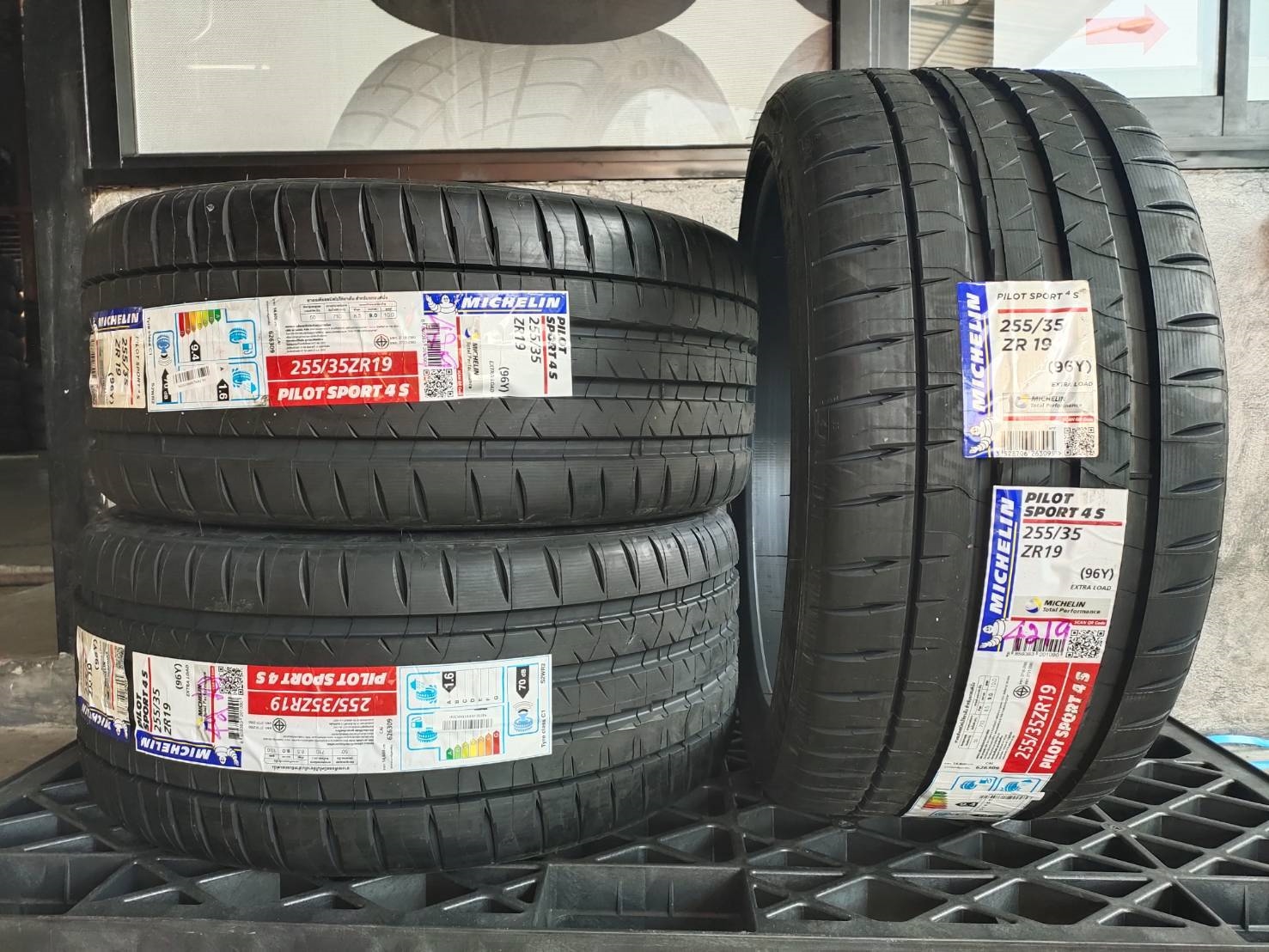 MICHELIN PILOTSPORT 4 S 255/35ZR19 96Y TW:300