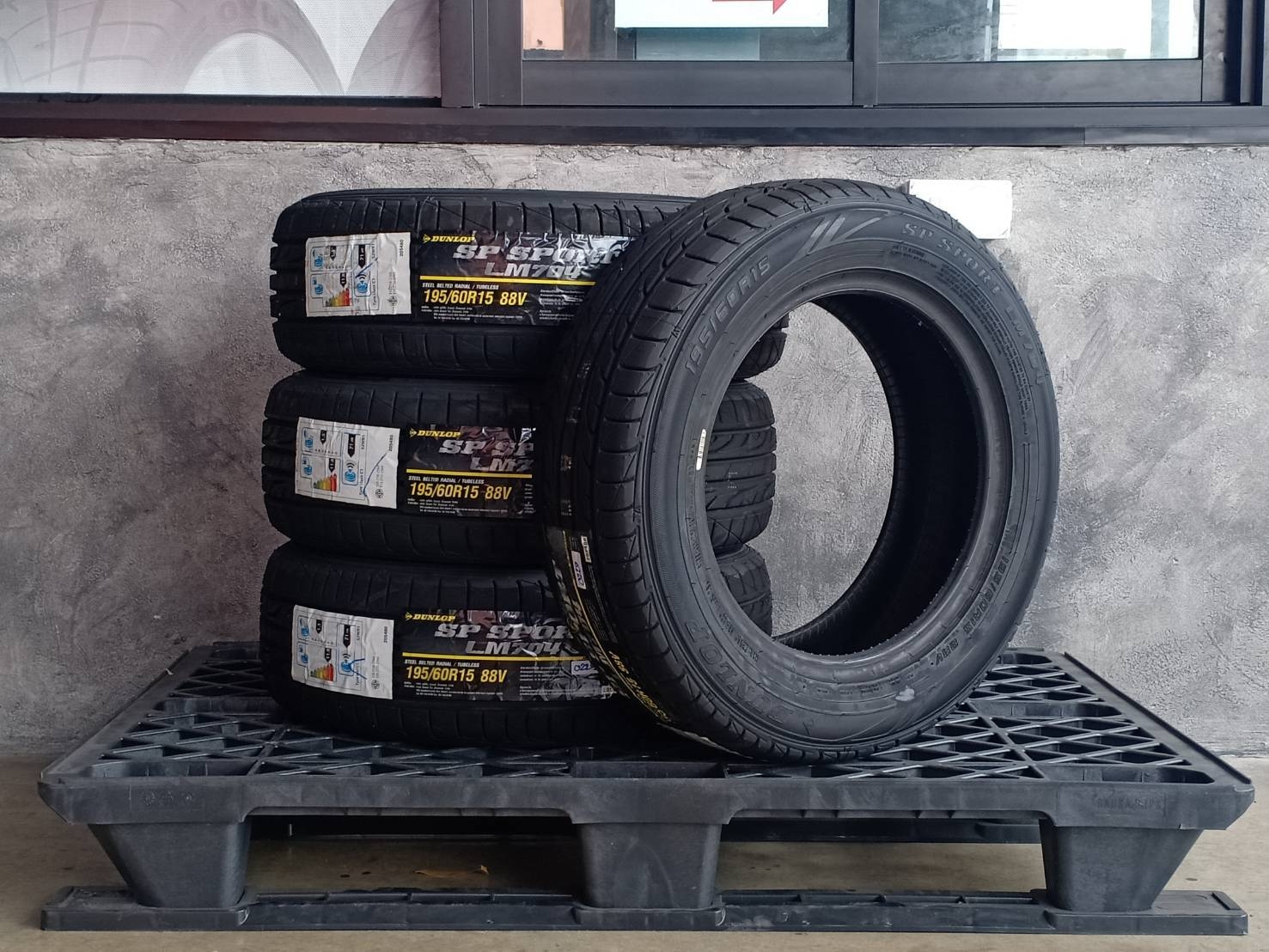 DUNLOP 195/60R15 SP SPORT LM704 88V MADE IN THAIALAND