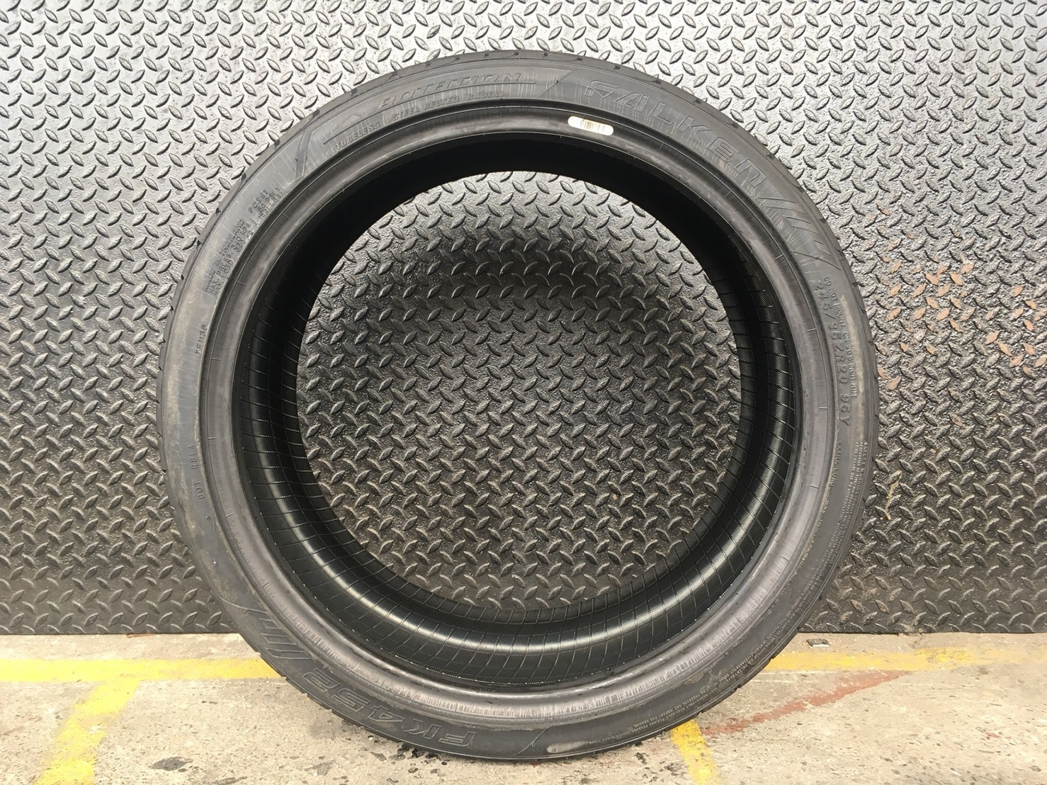 FALKEN FK452 245-35-20 เส้น 5500 ปี 18