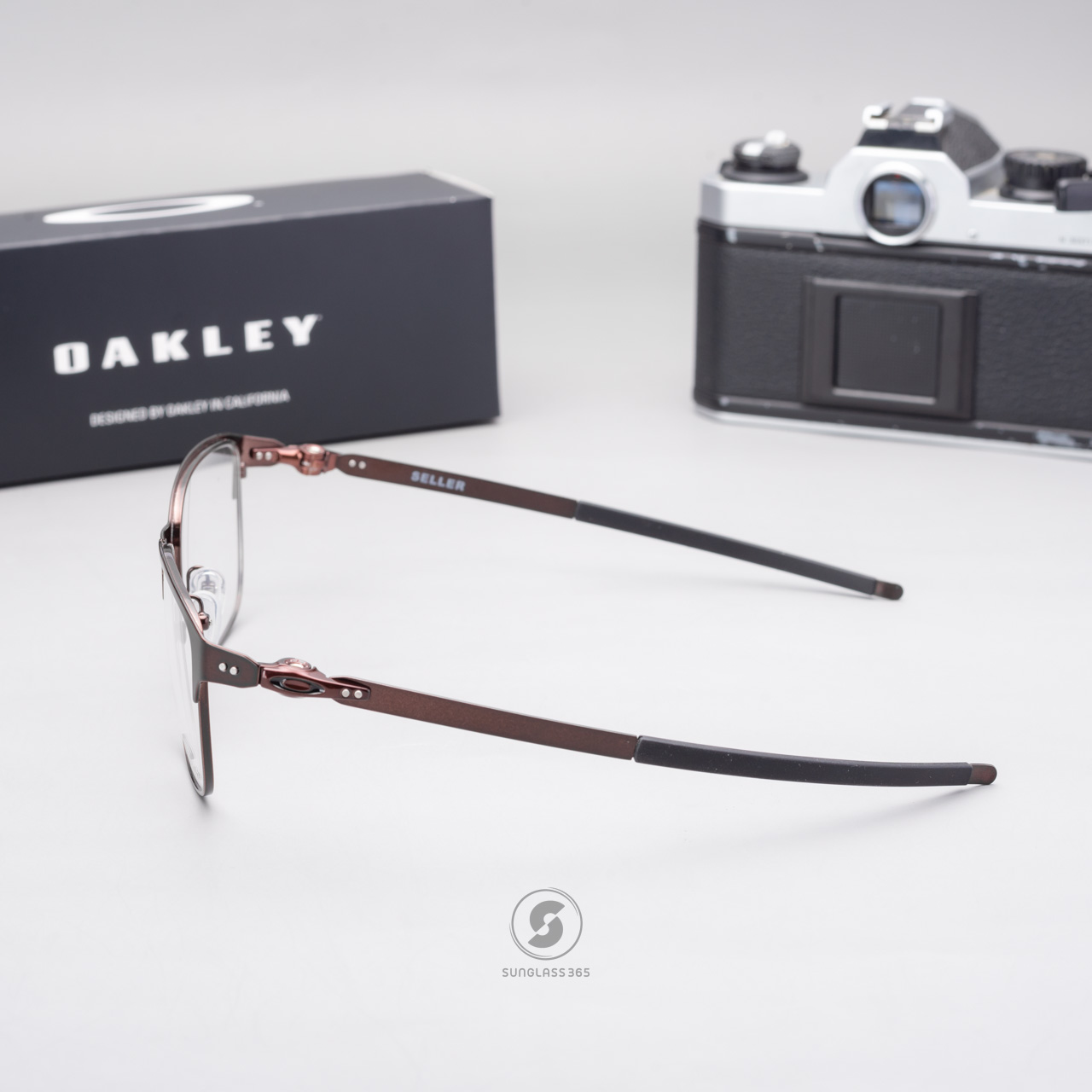 Oakley Seller OX3248-05 Brushed Grenache