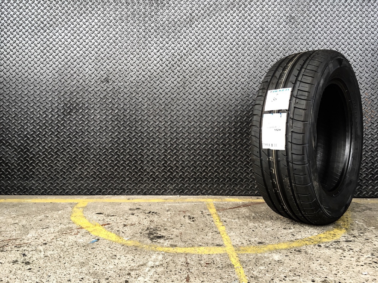 FALKEN ZE914 235-60-17 เส้น 7000 ปี 18 ซื้อ2แถม2 จ่าย 14000 ได้ 4เส้น ปี18