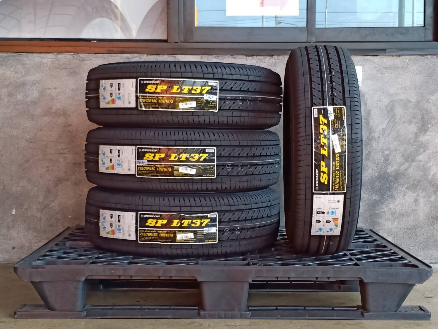 DUNLOP 215/70R15 SP LT37 109/107S MADE IN THAILAND