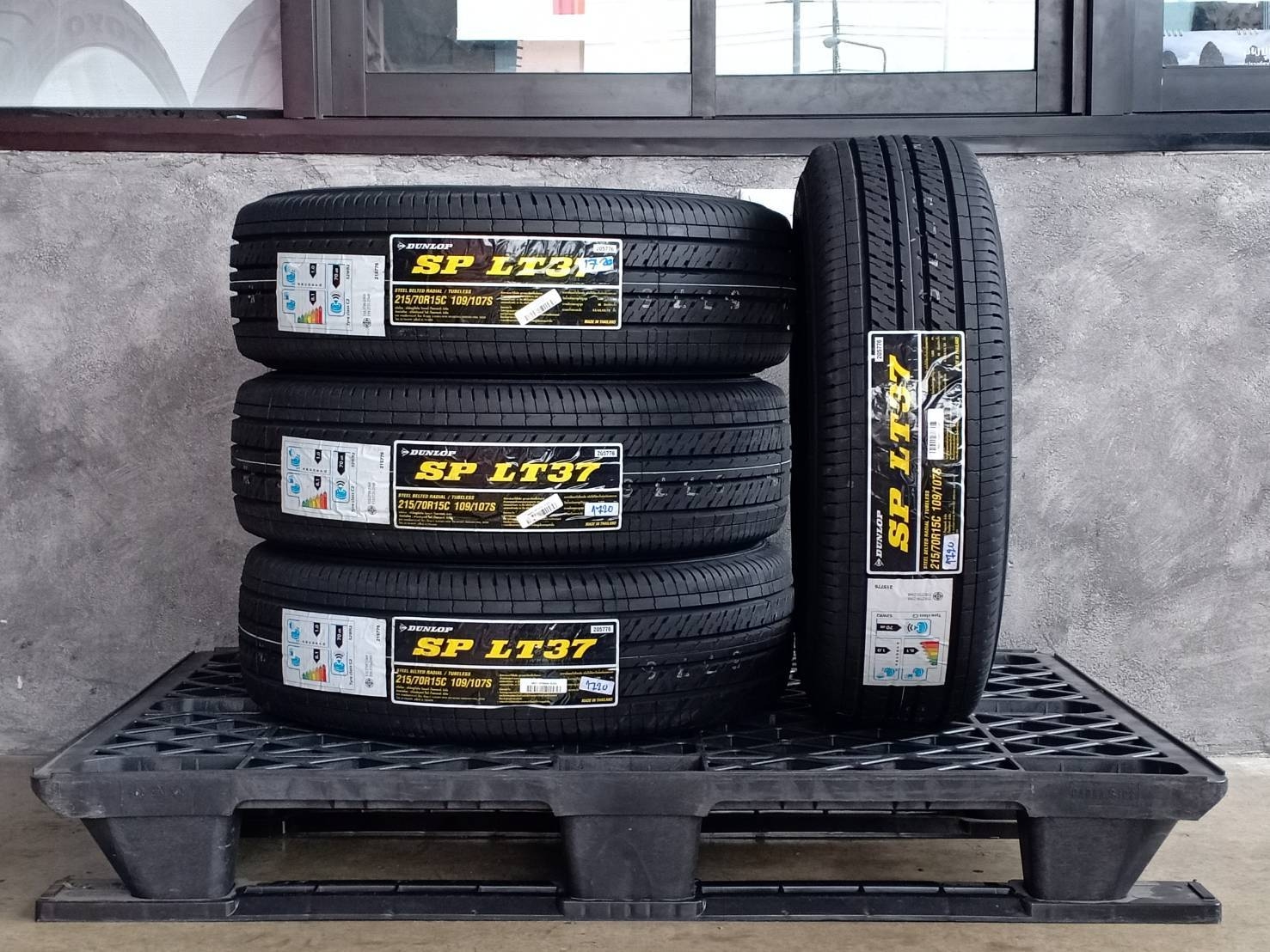 DUNLOP 215/70R15 SP LT37 109/107S MADE IN THAILAND