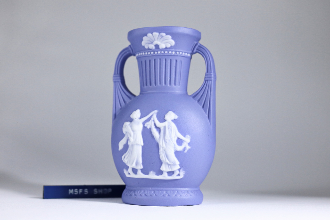 [Vintage] แจกันสองหูสีฟ้าตัดขาว สไตล์ Wedgwood ขนาดเล็ก
