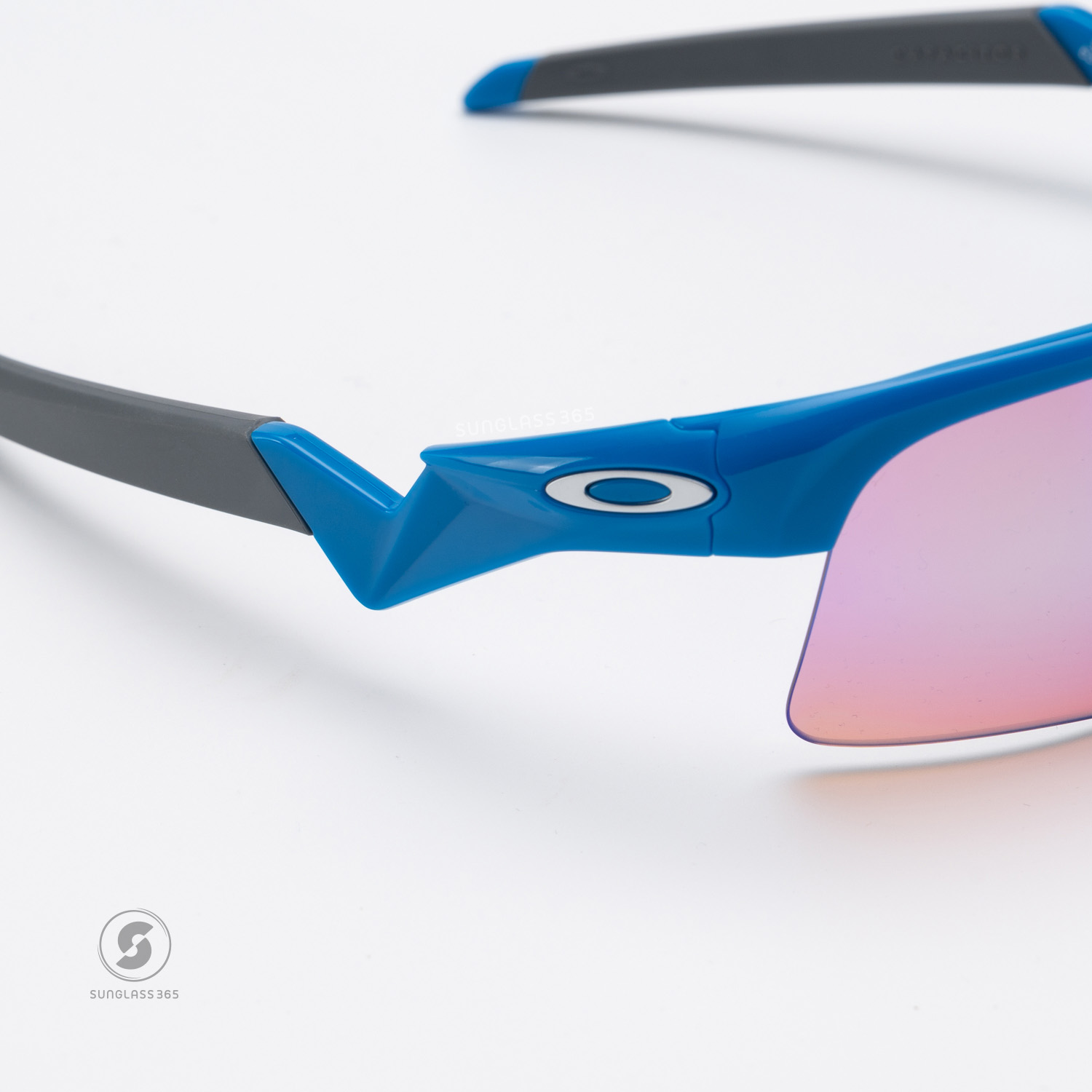 Oakley Capacitor OJ9013-05 Polished Sapphire Prizm Golf