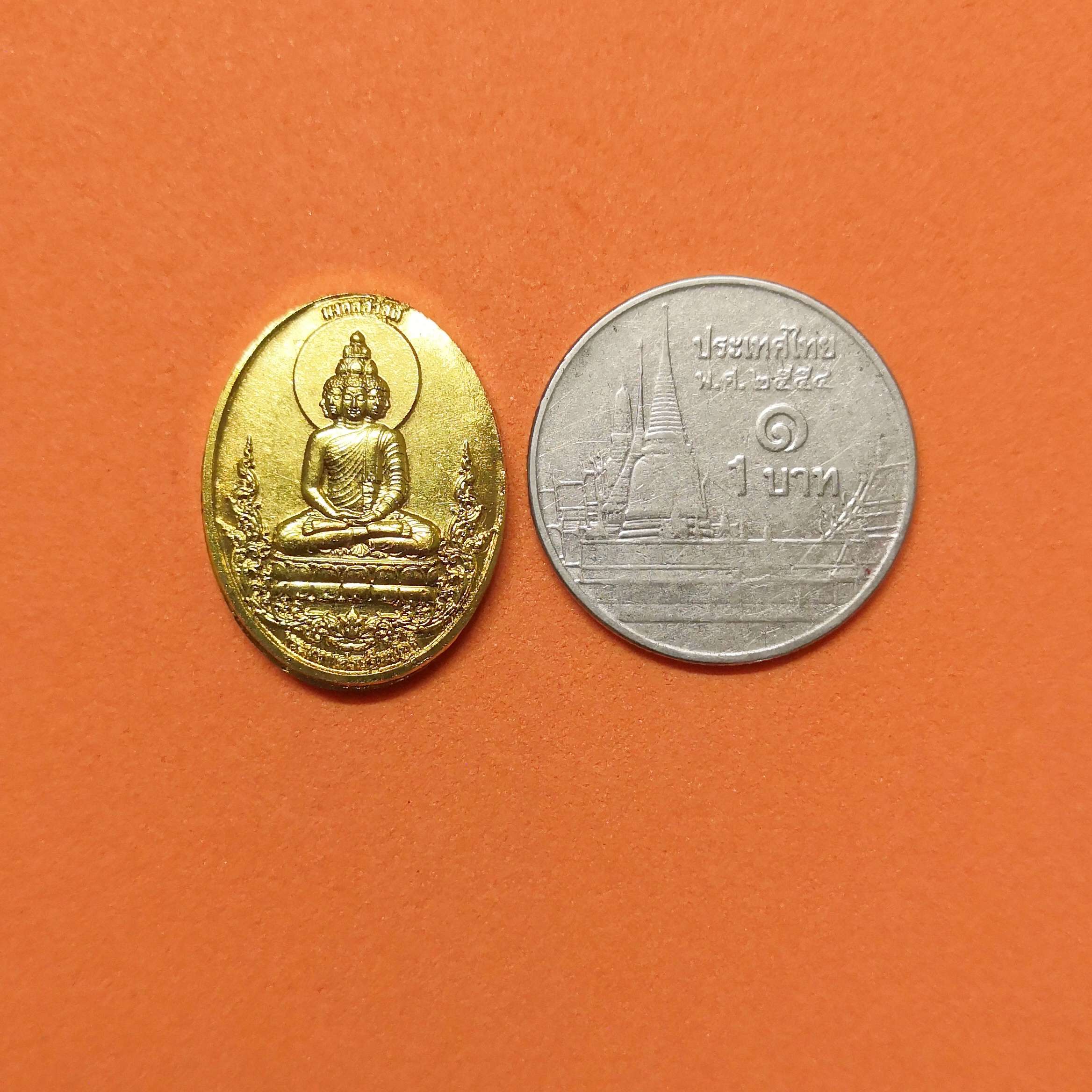 เหรียญพิมพ์เล็ก สูง 2 เซน พระเศรษฐี พระคลังมหาสมบัติ หลัง พระเศรษฐีนวโกฎิ รุ่นมงคลสวัสดิ์ วัดมงคลสวัสดิ์ ชลบุรี มหามงคลที่ระลึกประจําปี 2565 โดยอาจารย์ ลักษณ์ เรขานิเทศ สถาบันพยากรณ์ศาสตร์ เนื้อกะไหล่ทอง พร้อมกล่องเดิม