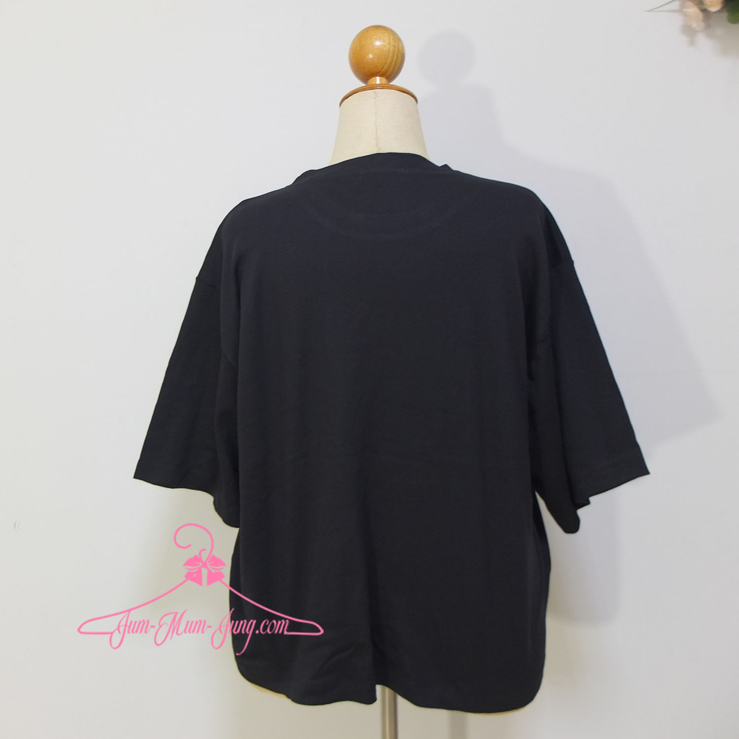 *อก52-54นิ้ว*เสื้อคนอ้วนผ้ายืดดำสกรีนลายโบว์ เนื้อผ้ายืดได้เยอะ สวยน่ารักมากๆค่ะ