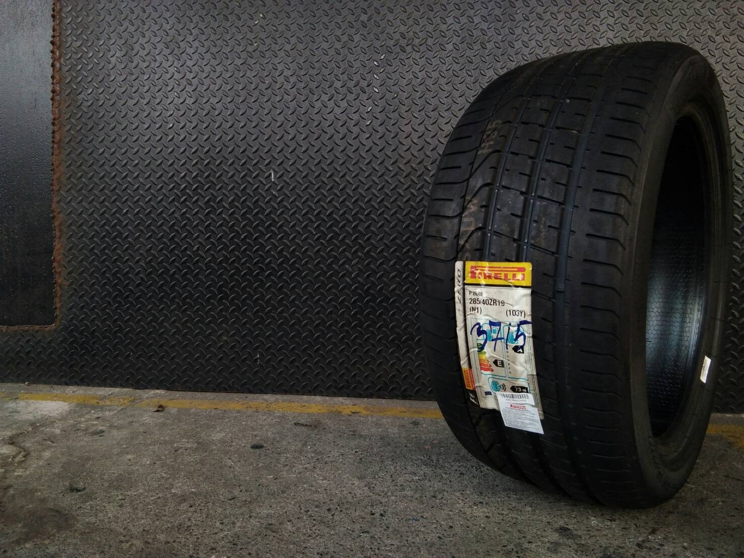 PIRELLI PZERO 285/40-19 ปี15 เส้น 8500 ปกติ 20000 ราคาพิเศษ จำนวนจำกัด