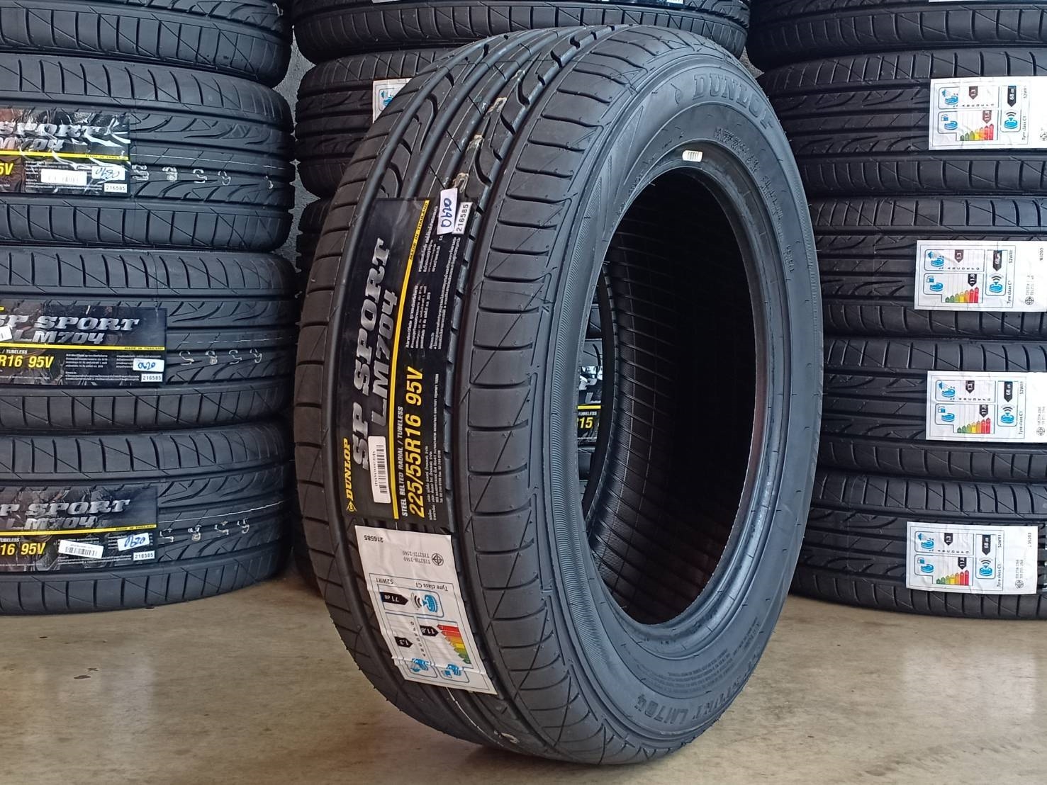 DUNLOP LM704 225/55-16 ราคาพิเศษ ปีใหม่กว่า ราคาถูกกว่าเดิม