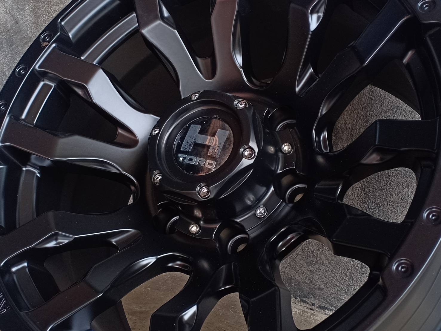 HAMMER HM8 16x8.5 offset+0 6x139.7