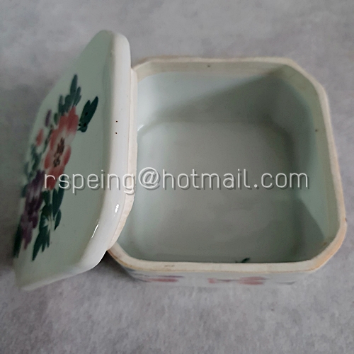 ตลับเซรามิกทรงแปดเหลี่ยมขอบมน ลายดอกไม้